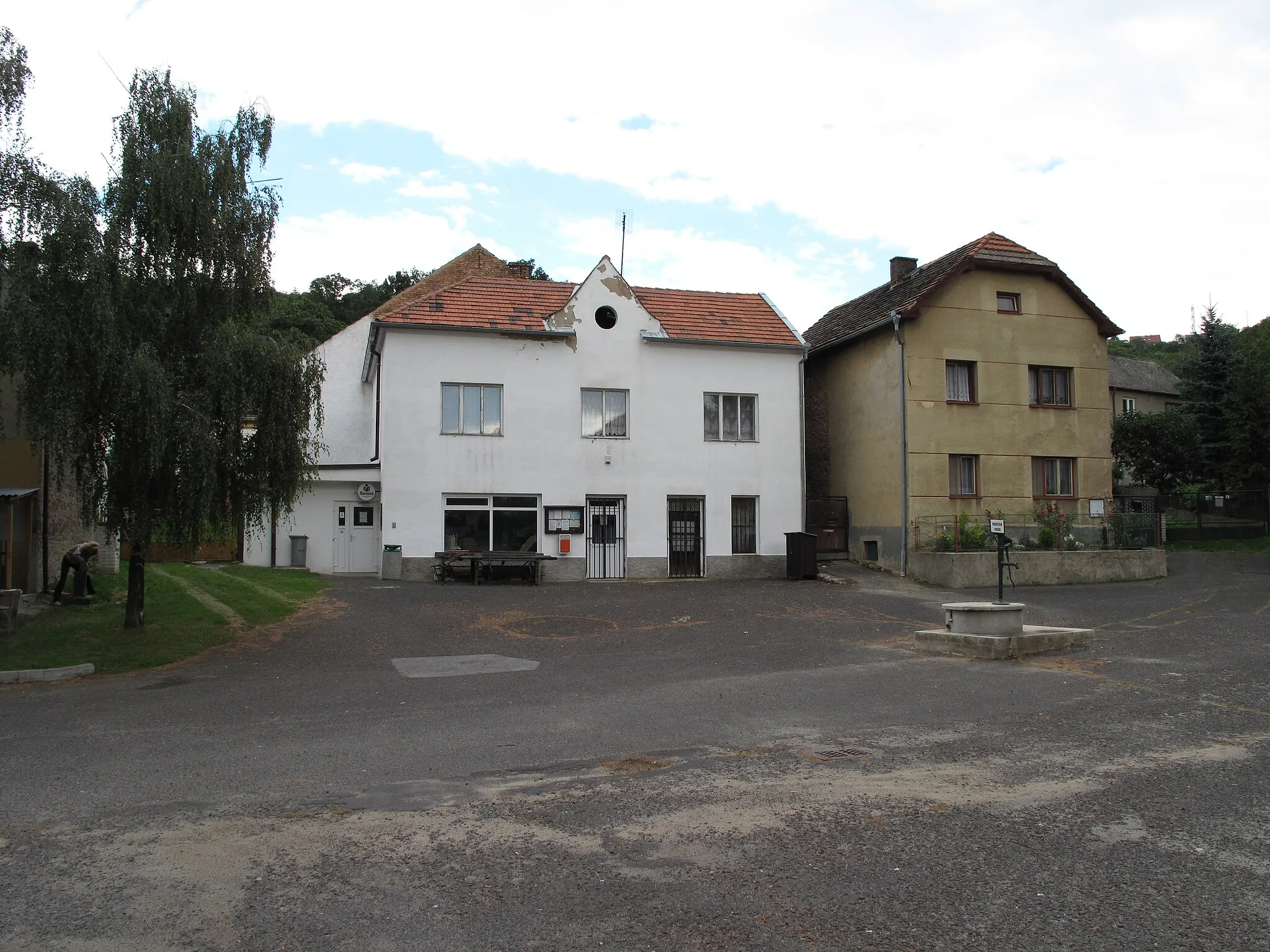 Photo showing: Pub in Malíč village, Litoměřice District, Czech Republic.
