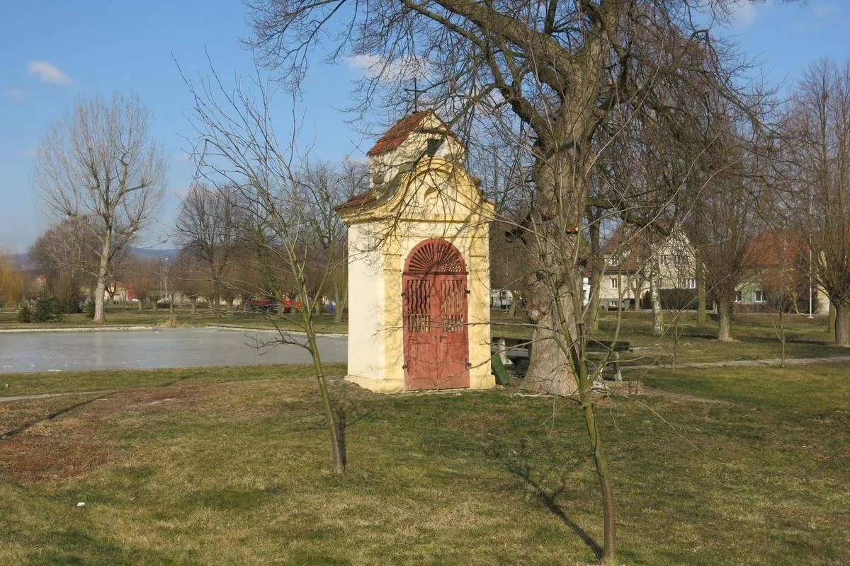 Photo showing: Chapel-shrine in Lkáň in Litoměřice District – entry no. 20508.