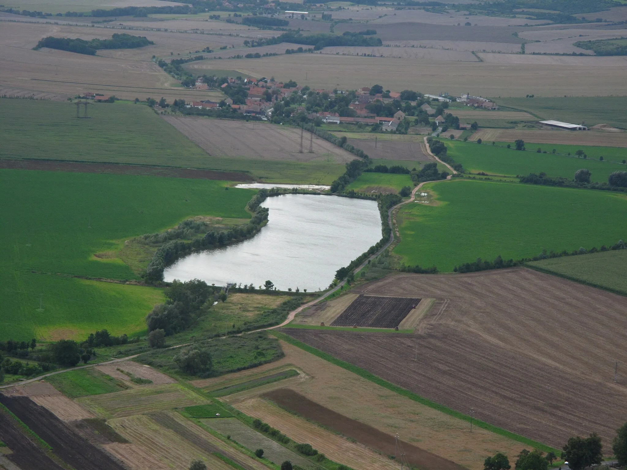 Photo showing: Pond on Rosovka Stream between Klapý village and Lkáň village as seen from Hazmburk Castle (ruin), Litoměřice District, Czech Republic.