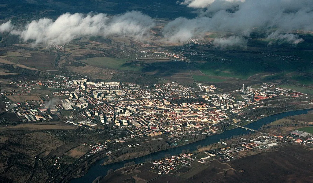 Photo showing: Aerial view of Litoměřice from the southwest. The town is situated on right bank of the Elbe facing its conflunence with the Ohří (just right of the bridge). On the left baank in the foreground village of Mlékojedy, in the middle beyond the town village of Žitenice.