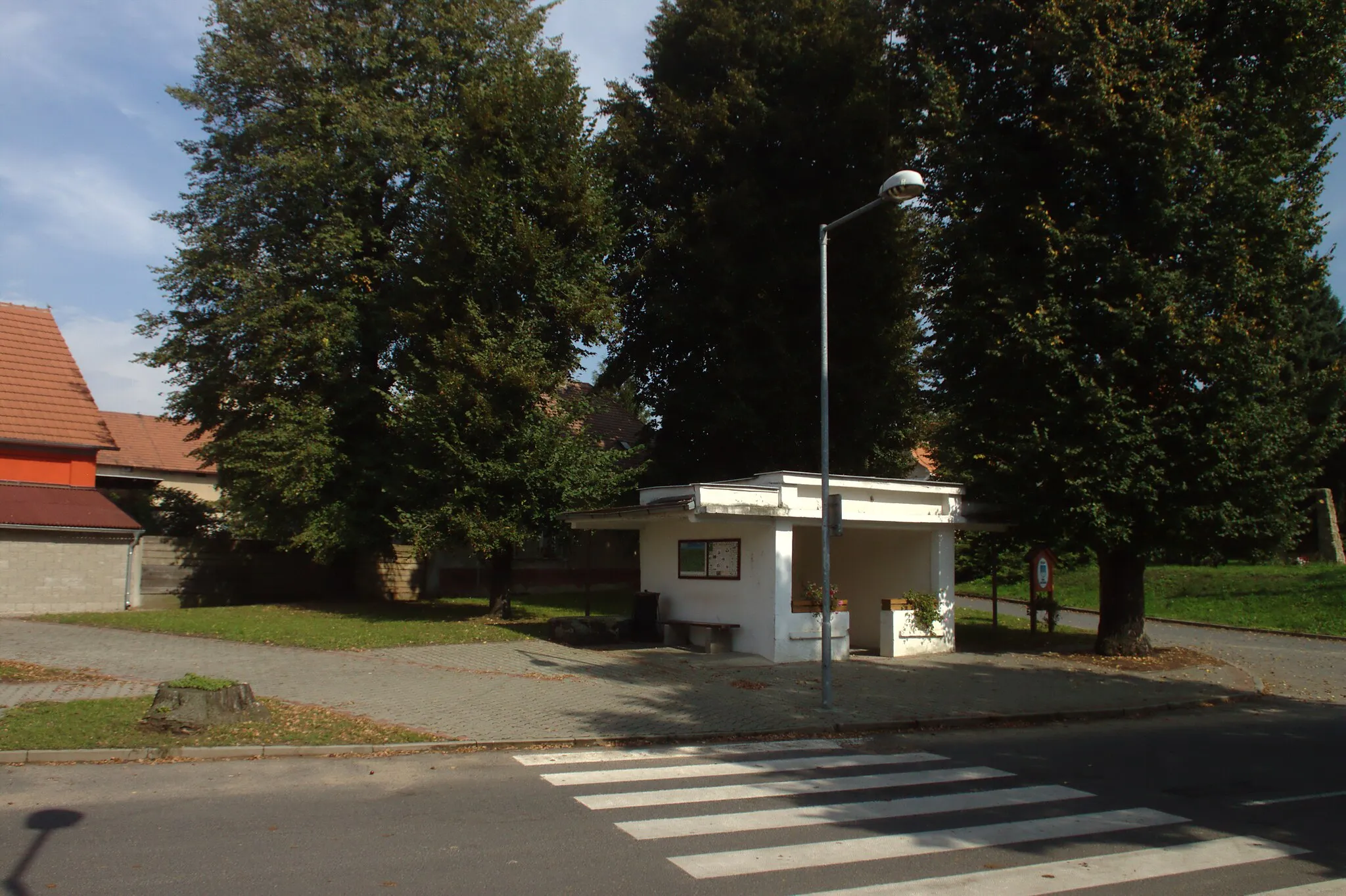 Photo showing: Pedestrian crossing in Libotenice, Ústí Region, CZ