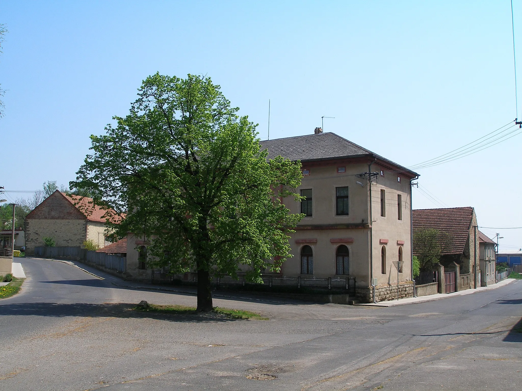 Photo showing: The tree at the crossroads in Libkovice pod Řípem.