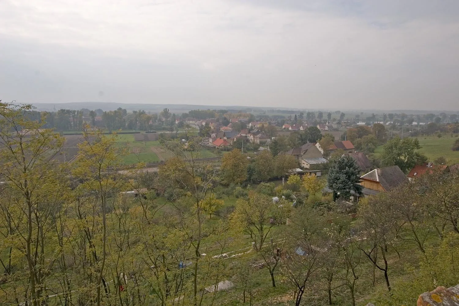 Photo showing: pohled na Křešice od kostela Nejsvětější Trojice u Záhořan