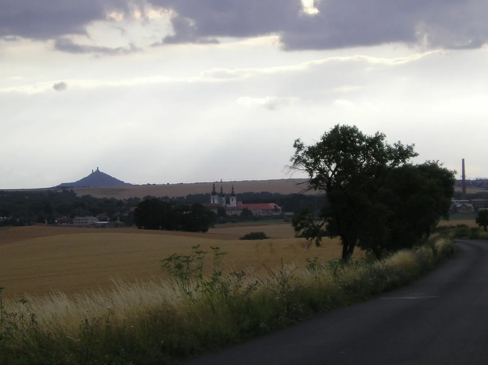 Photo showing: Near Rohatce - View WSW on Doksany with Hrad Hazmburk in the background