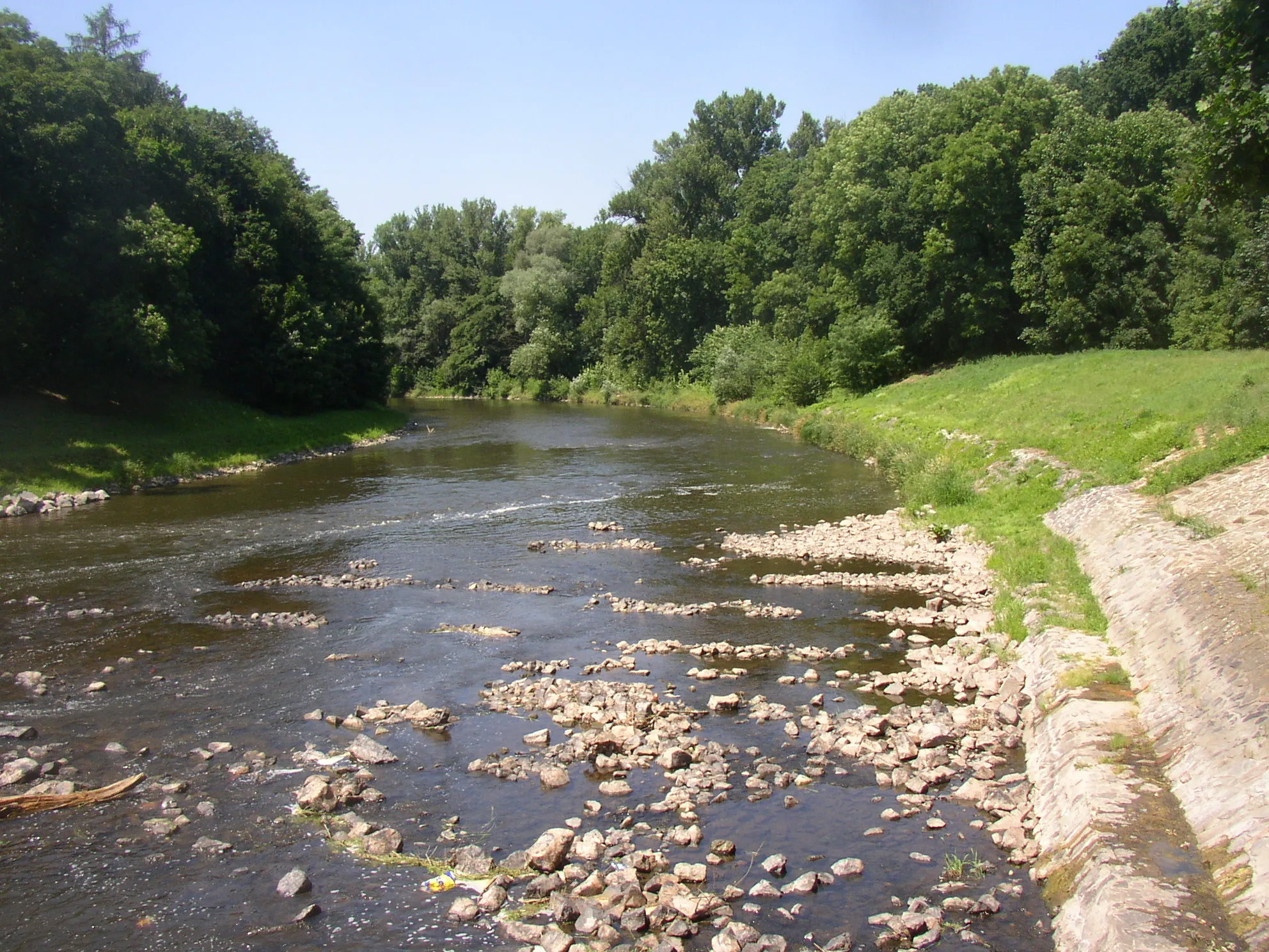 Photo showing: Ohře River at km 10.2 just below weir in Doksany, Litoměřice District, Czech Republic. A view downstream, the water level is slightly below average due to lasting summer drought.