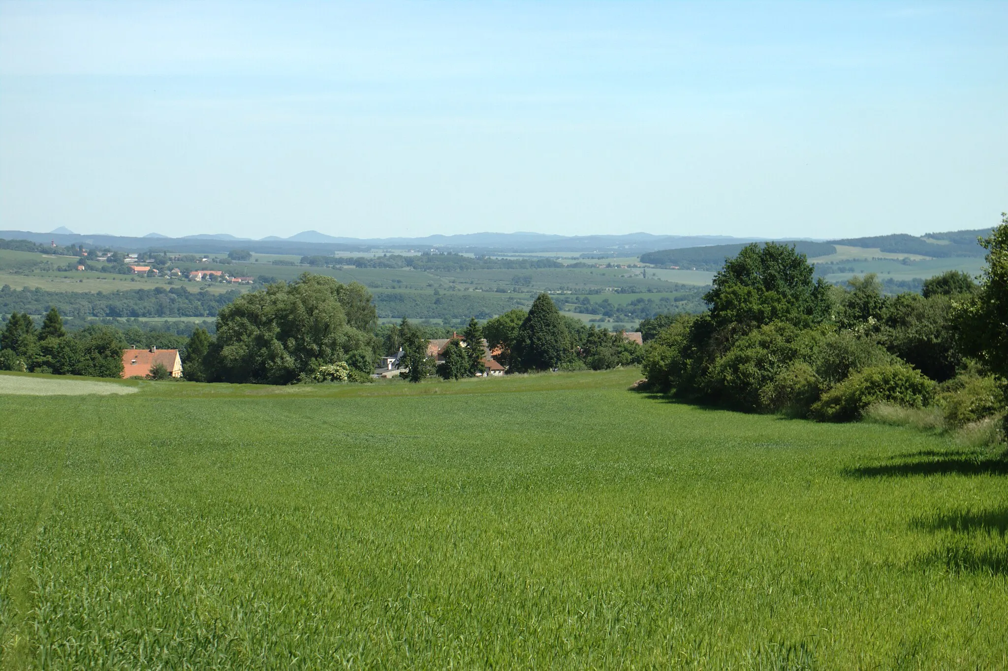 Photo showing: View of Myštice from a nearby road, Ústí Region, CZ