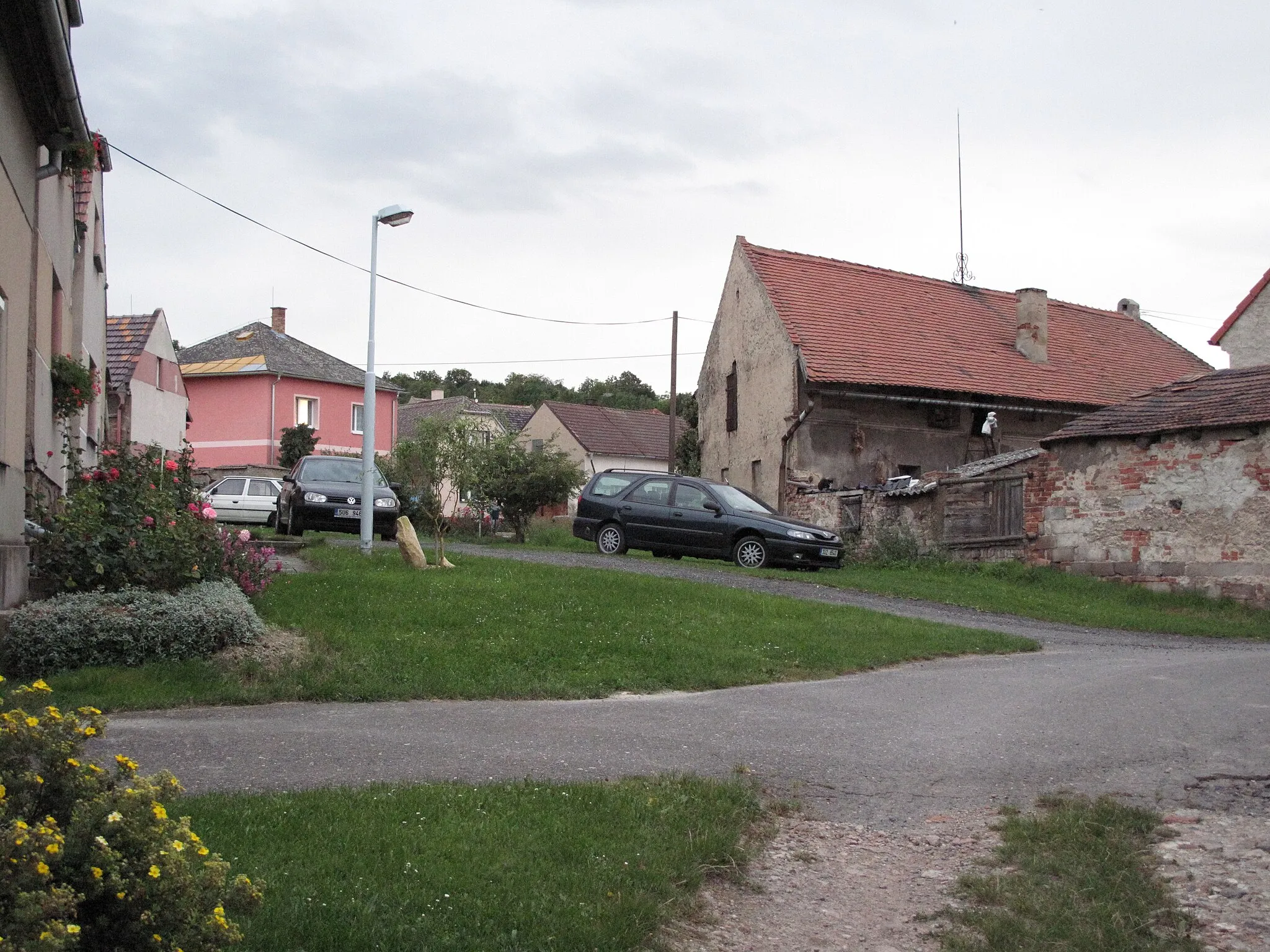 Photo showing: Houses and cars in Chodovlice village, Litoměřice district,  Czech Republic.