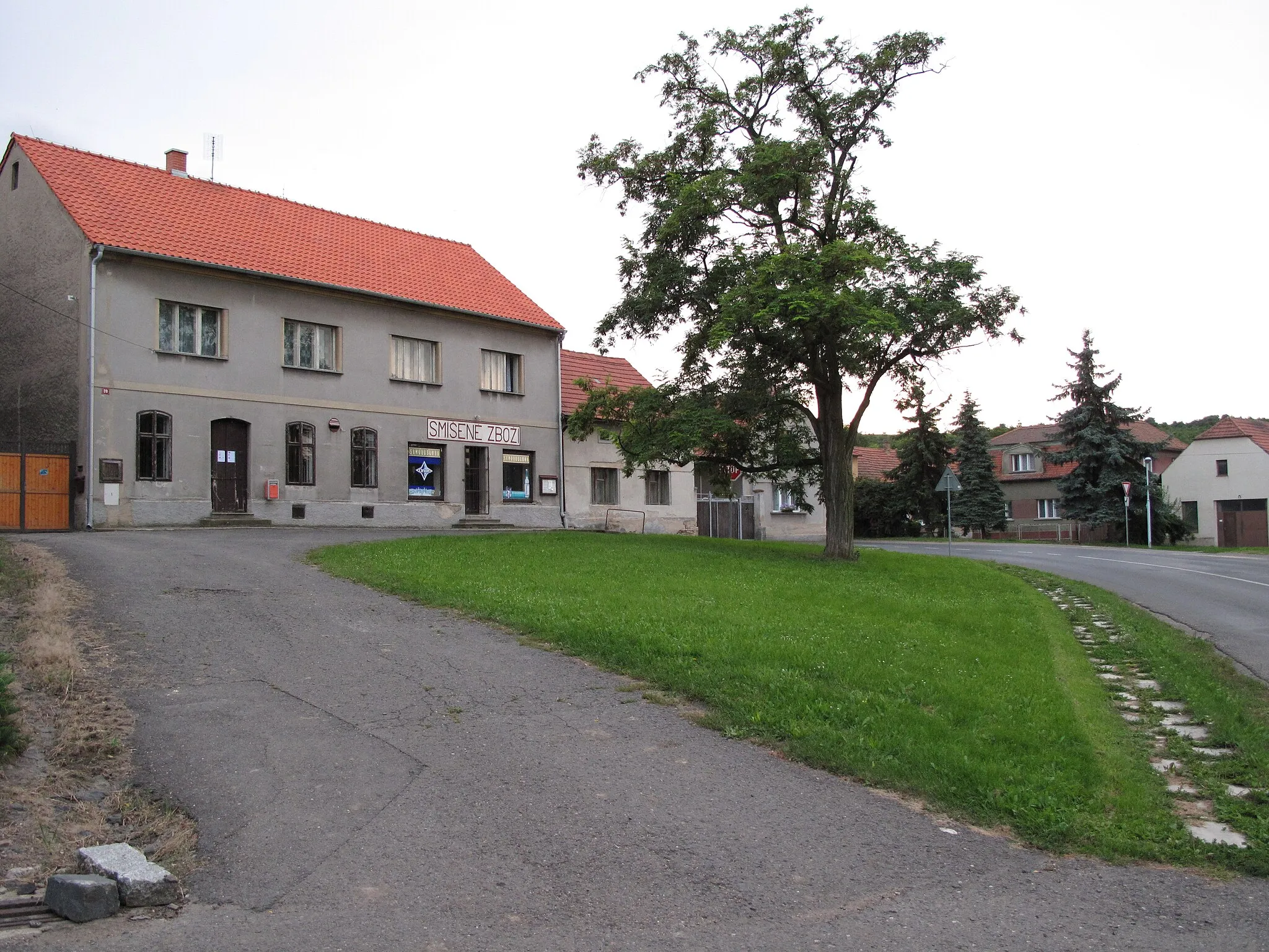 Photo showing: Part of the village square with composite goods in Chodovlice village, Litoměřice district,  Czech Republic.