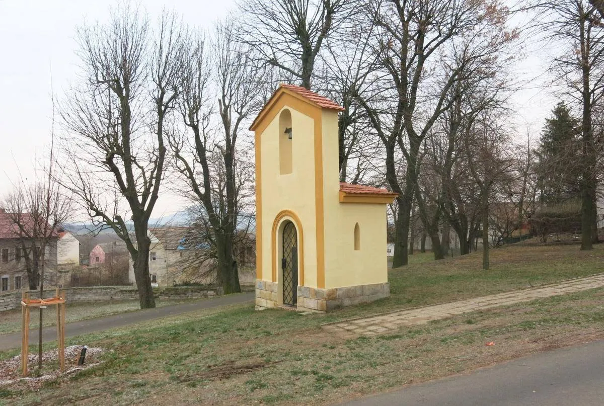 Photo showing: Kaplička se zvonicí v obci Bříza (okres Litoměřice)