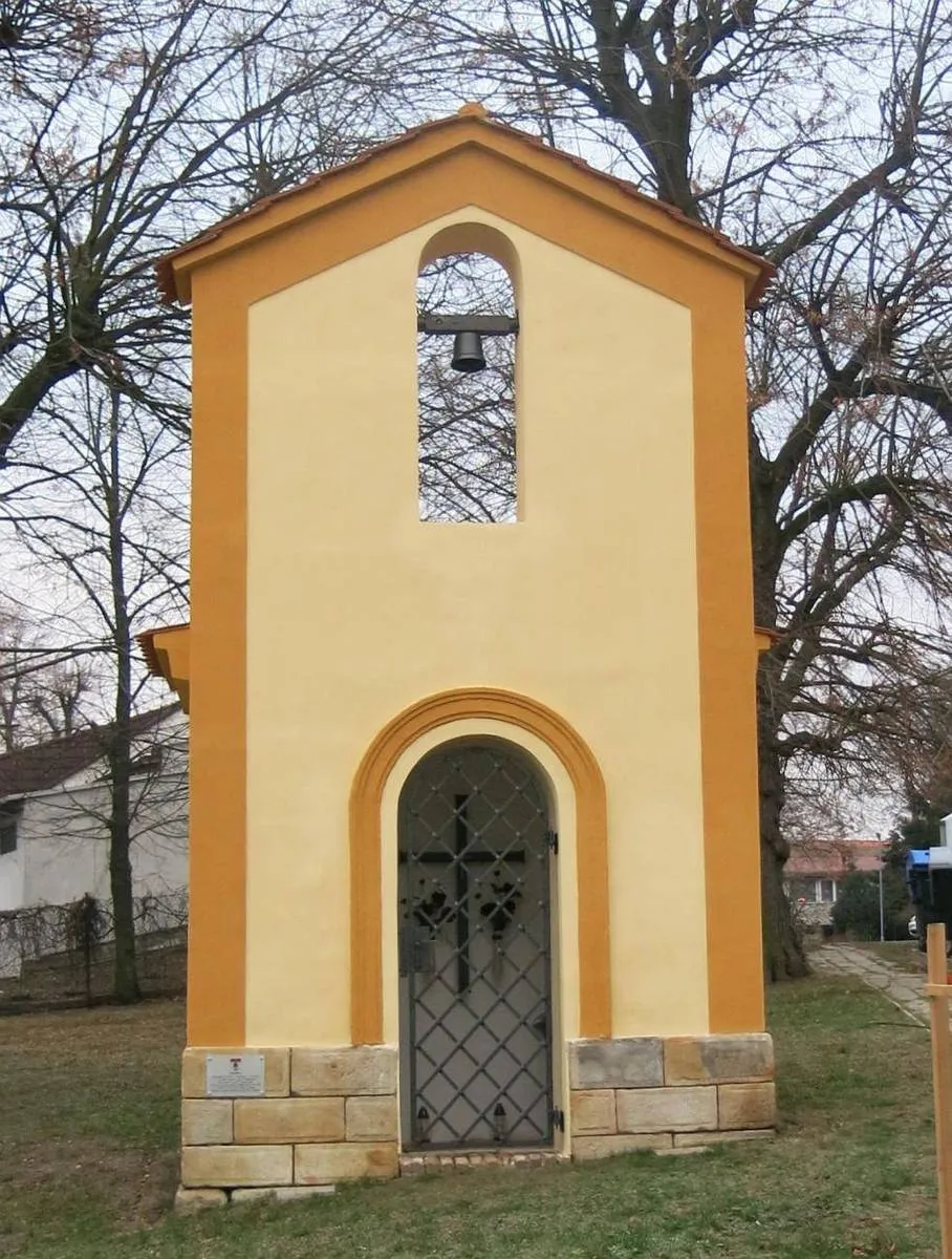 Photo showing: Kaplička se zvonicí v obci Bříza (okres Litoměřice)