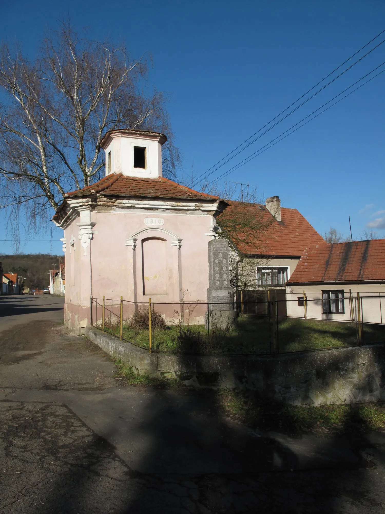 Photo showing: Chapel and memorial in Břežany nad Ohří, Czech Republic