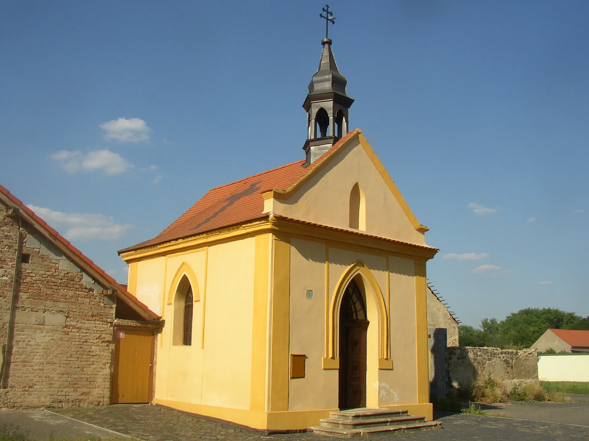 Photo showing: Brňany, Litoměřice District. Chapel of Our Lady of Sorrows and St John Nepomucene in the village. Originally a Baroque edifice from 1720s, rebuilt in style of Gothic Revival in 19th century.