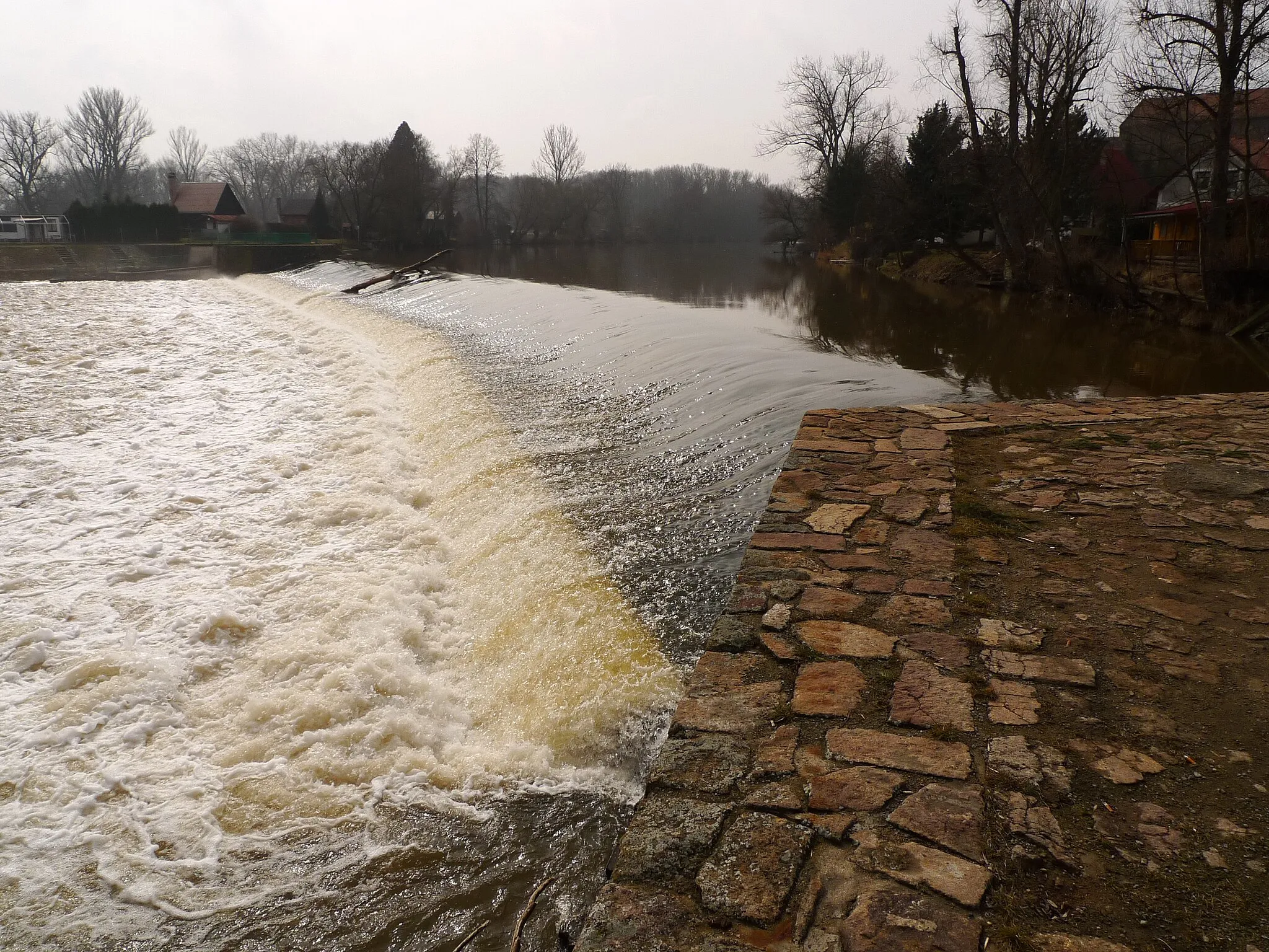 Photo showing: Hostěnice, jez na Ohři.