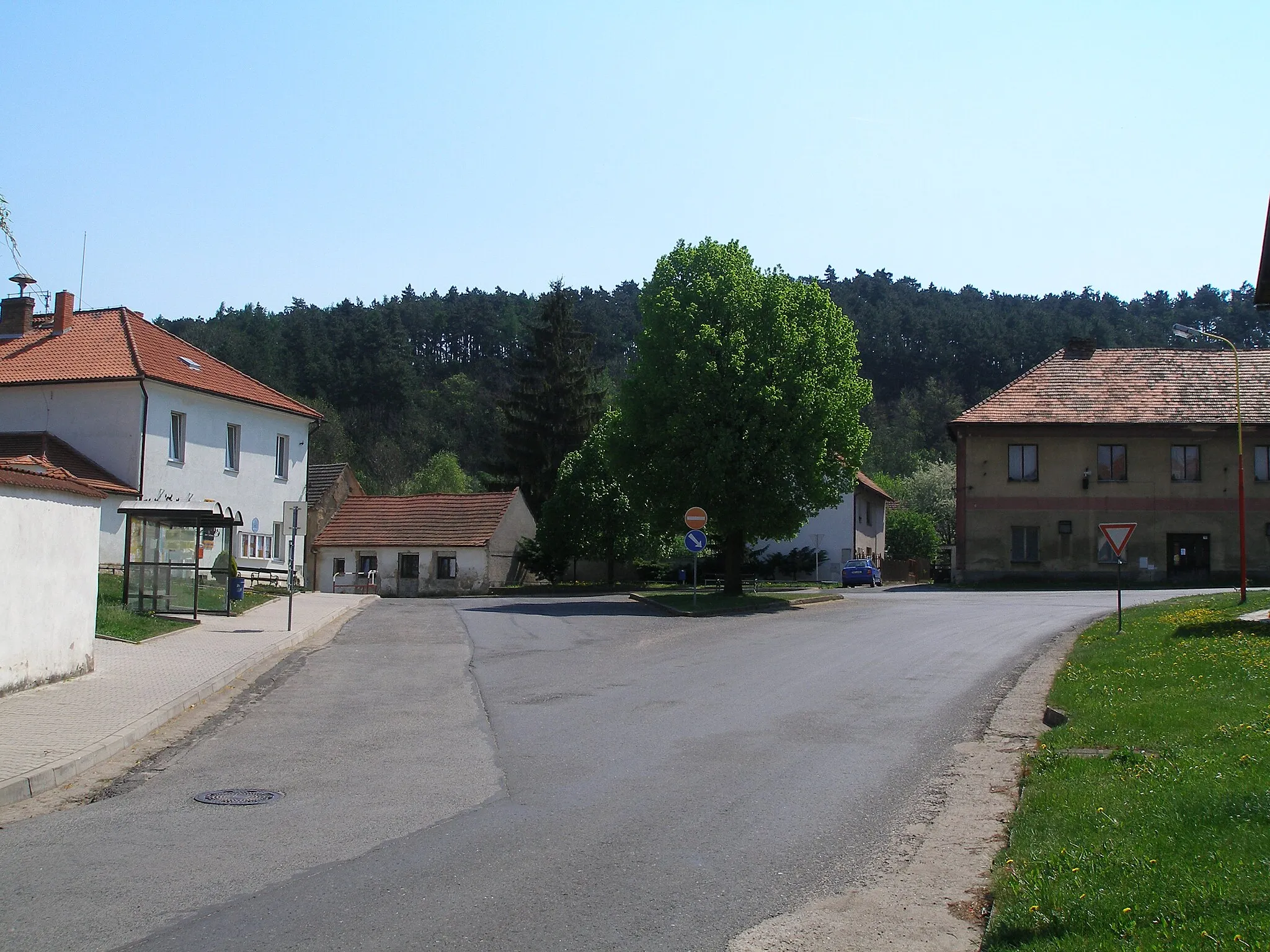 Photo showing: The village square in Bechlín near the church.