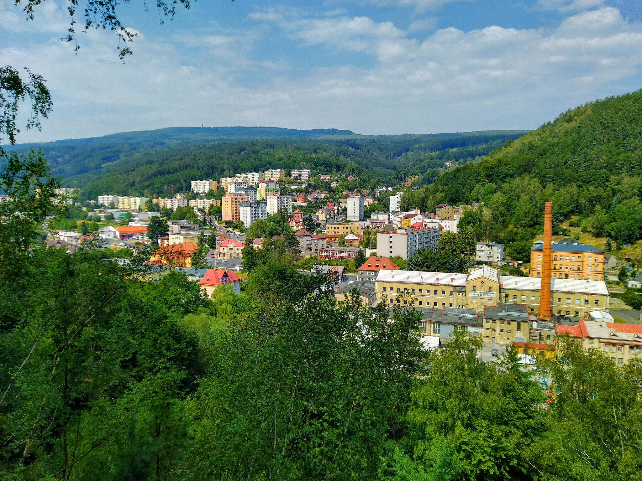 Photo showing: Pohled na Děčín-Bynov z jihovýchodního směru. V pozadí Děčínský Sněžník.