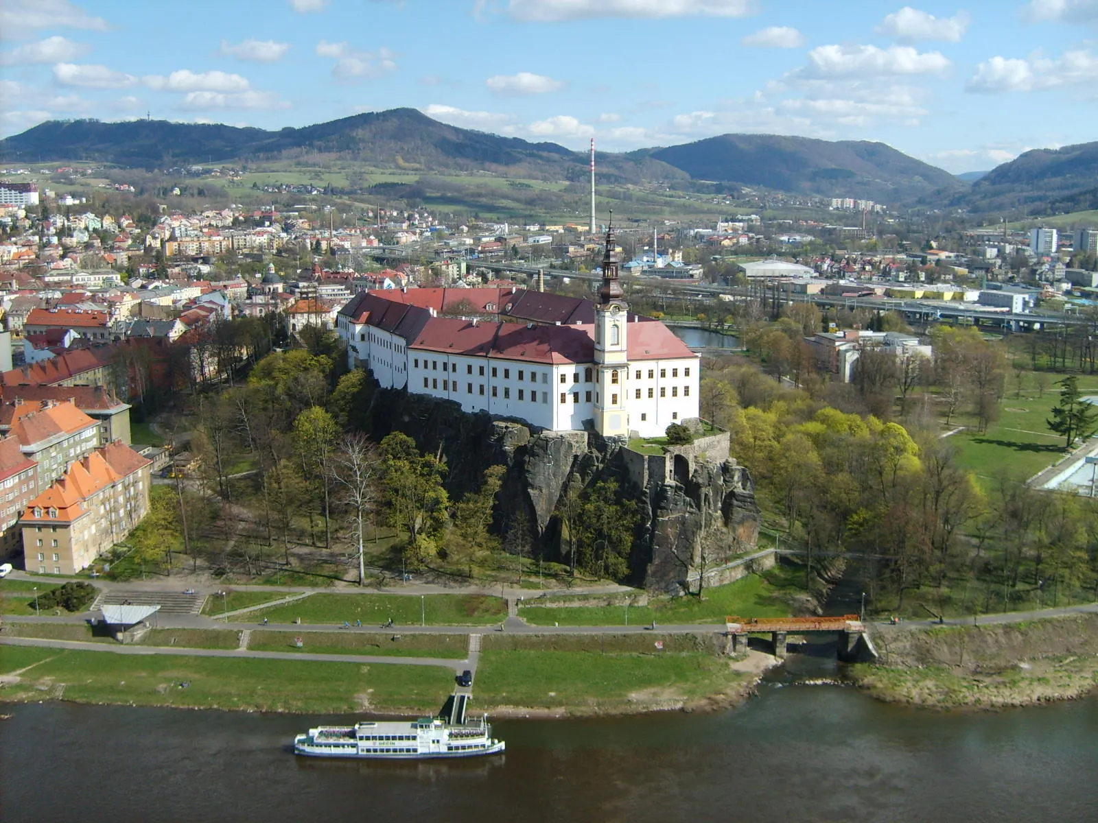 Photo showing: Pohled na děčínský zámek z Pastýřské stěny.