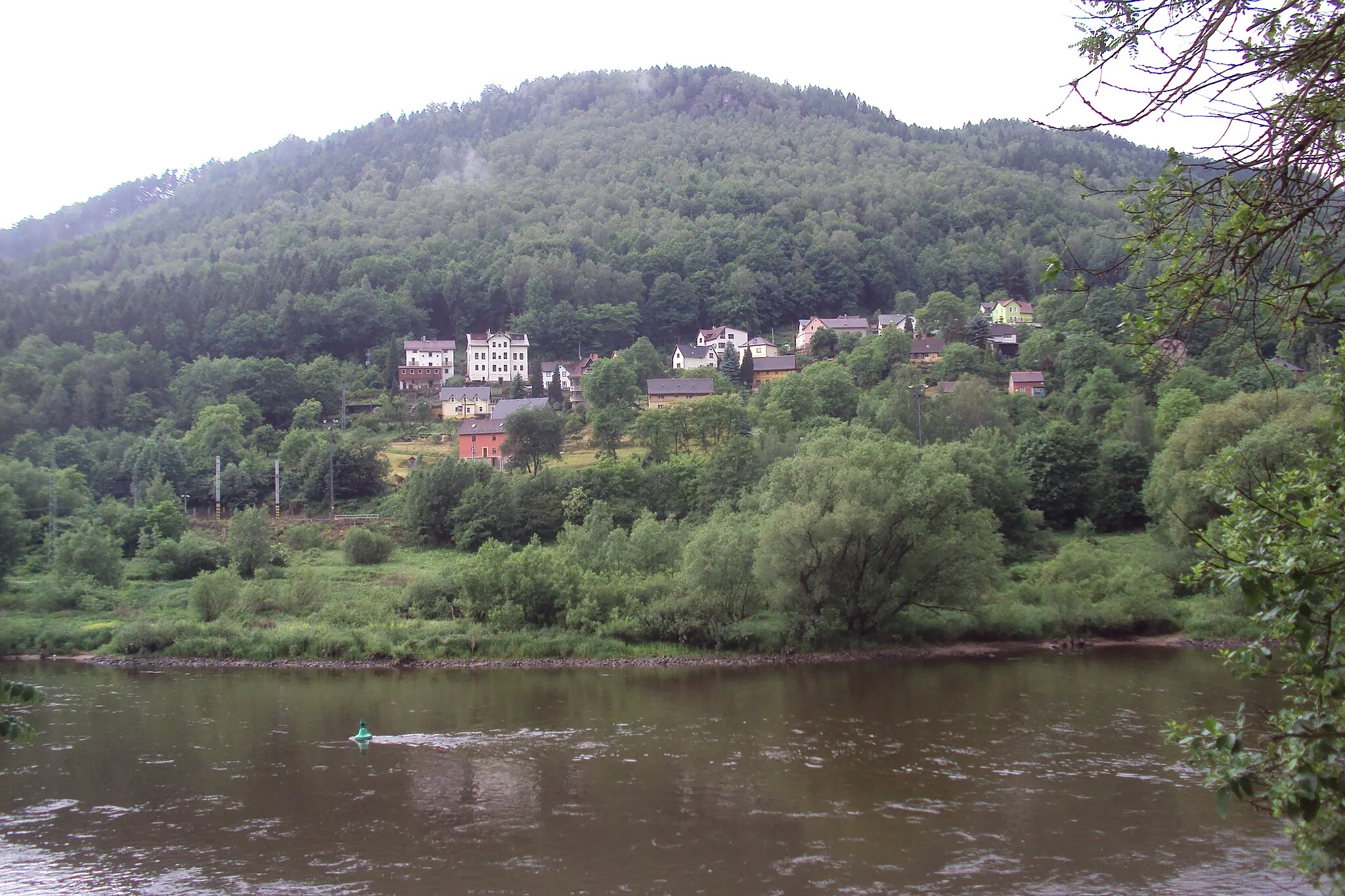 Photo showing: Prostřední Žleb, kopec Vrásník, od benzinky Agip na druhém břehu Labe