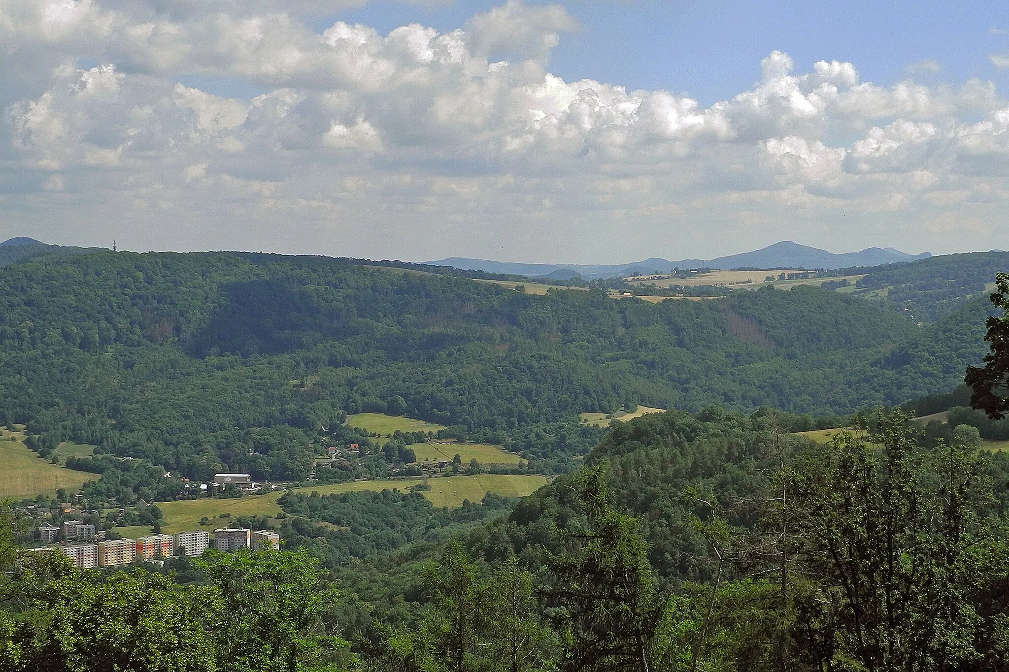 Photo showing: Blick von der Kolmener Kippe (Velký Chlum, 508 m) in Kolmen (Horní Chlum) auf den OT Birkigt (Děčín XXVII – Březiny) und den Kaltenberg (Studenec, 737 m).