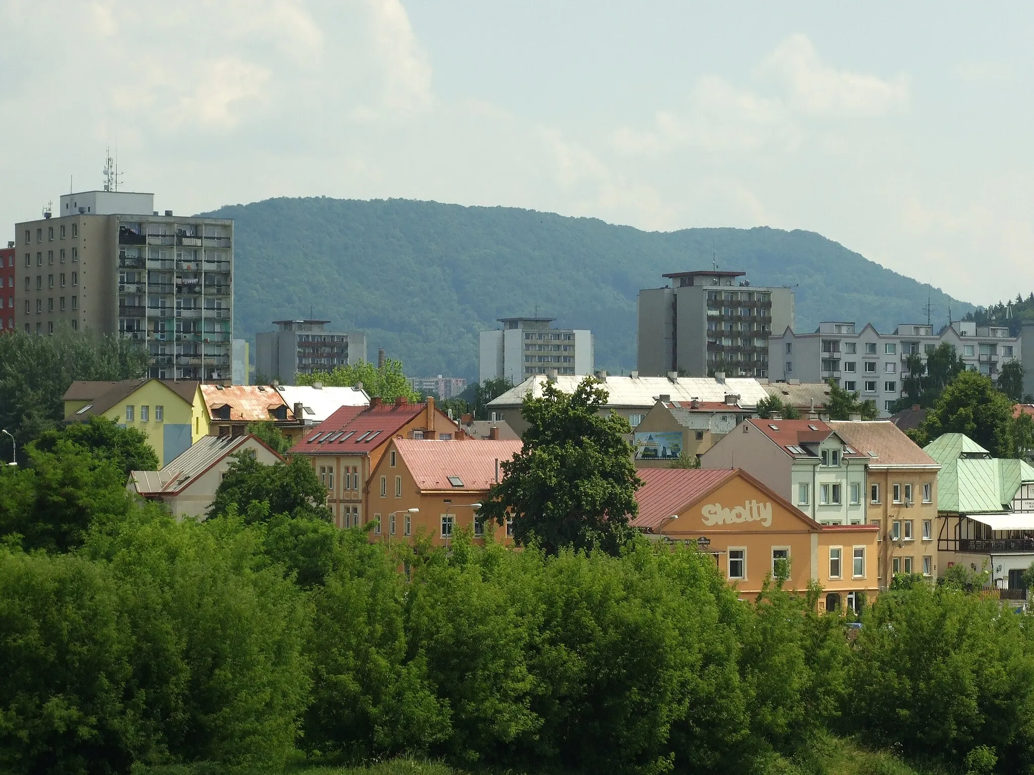 Photo showing: Town of Děčín seen from a modern brige over Elbe and a part of the city; Ústí nad Labem Region, CZ