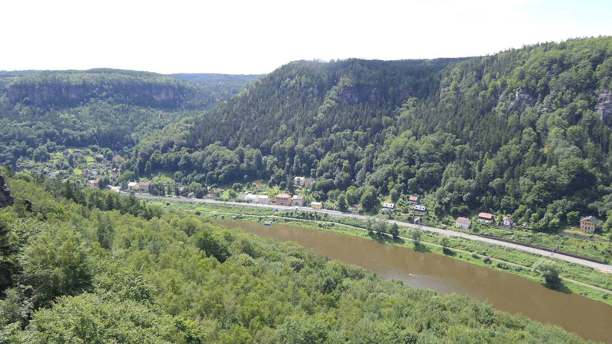 Photo showing: Blick auf Dolní Žleb (Niedergrund) von der Aussischtswarte Belvedér auf der gegenüberliegenden Elbseite