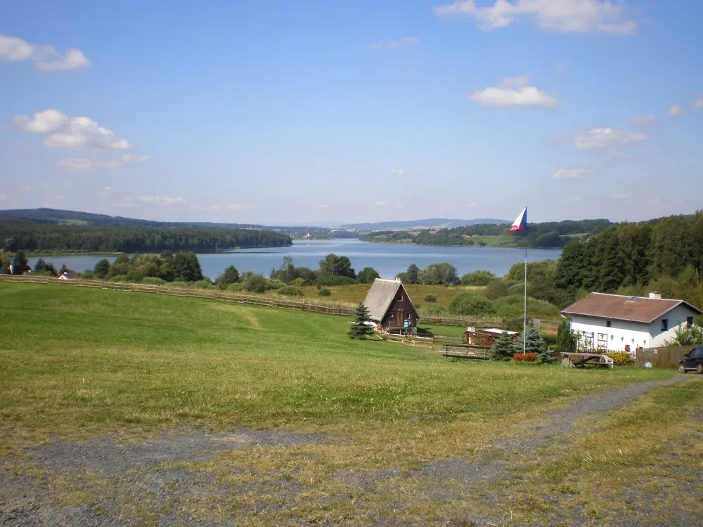 Photo showing: Skalka (Cheb), Cheb District, Czech Republic; recreations building close to Skalka Reservoir.