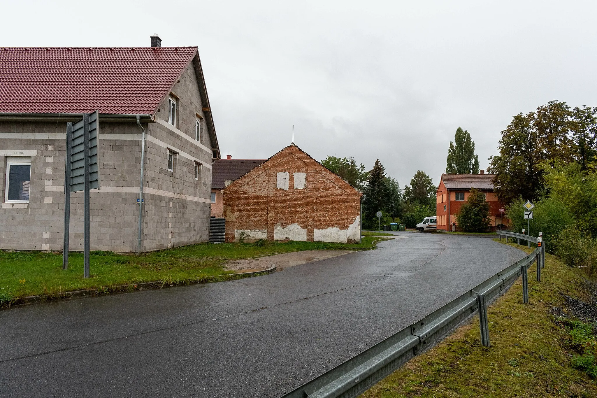Photo showing: Silnice ve vesnici Dolní Dvory v Karlovarském kraji