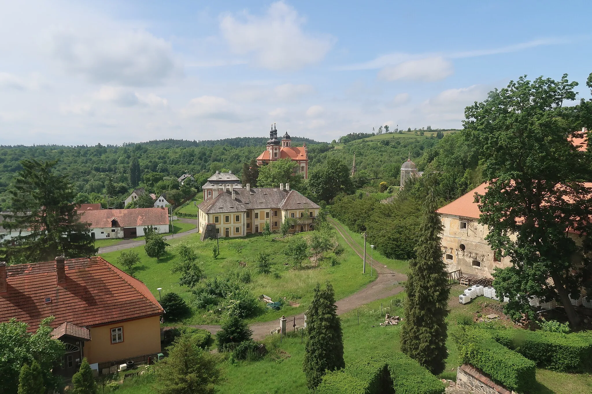 Photo showing: Pohled z prvního patra zámku na zámecký areál, špitál a kostel Nejsvětější Trojice