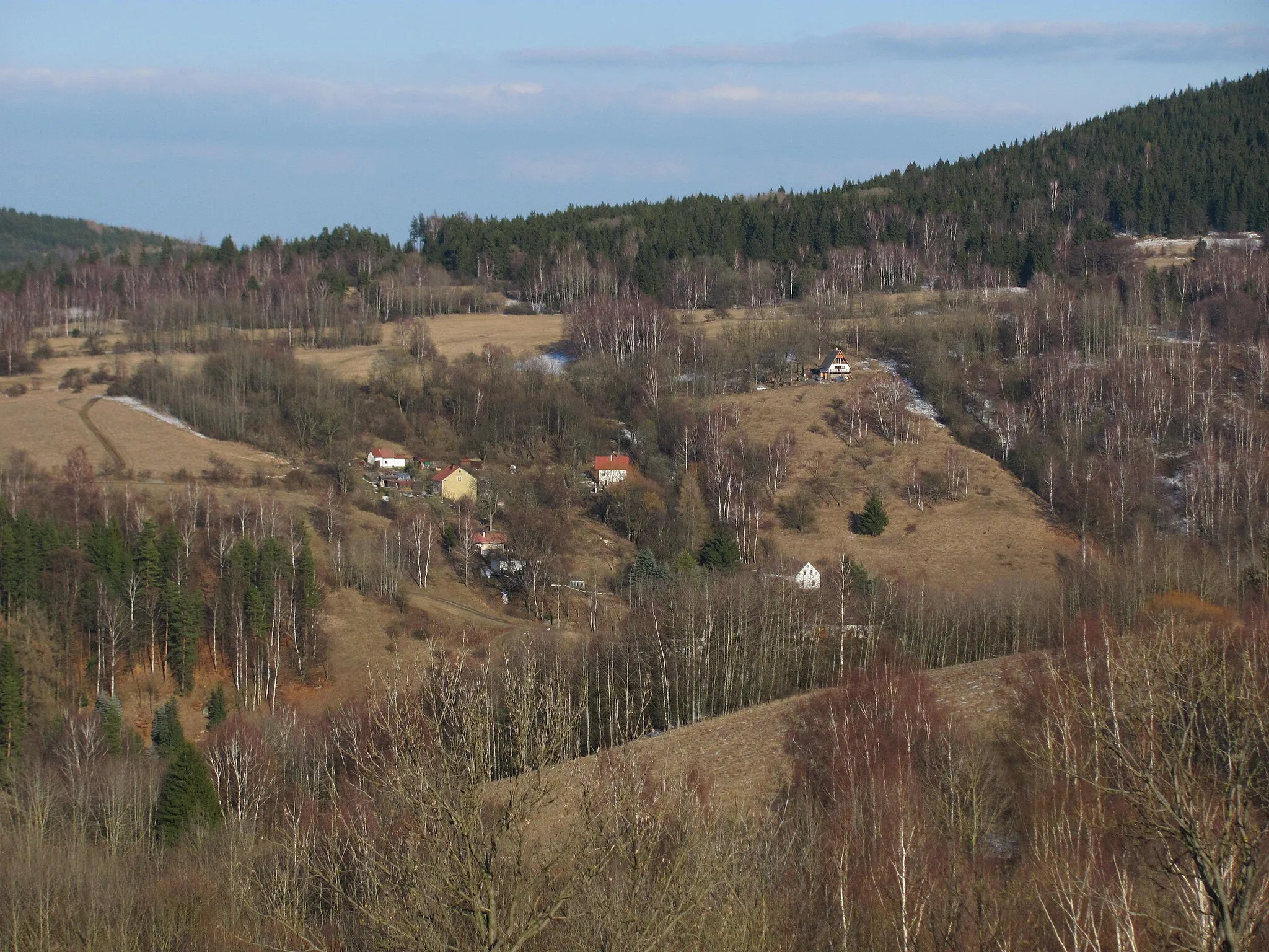 Photo showing: Part of Dolní Dražov village, Karlovy Vary district, taken from Dražovský vrch