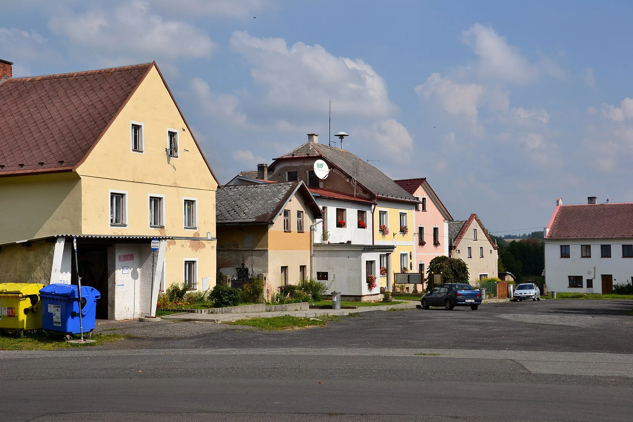 Photo showing: Severní strana návsi