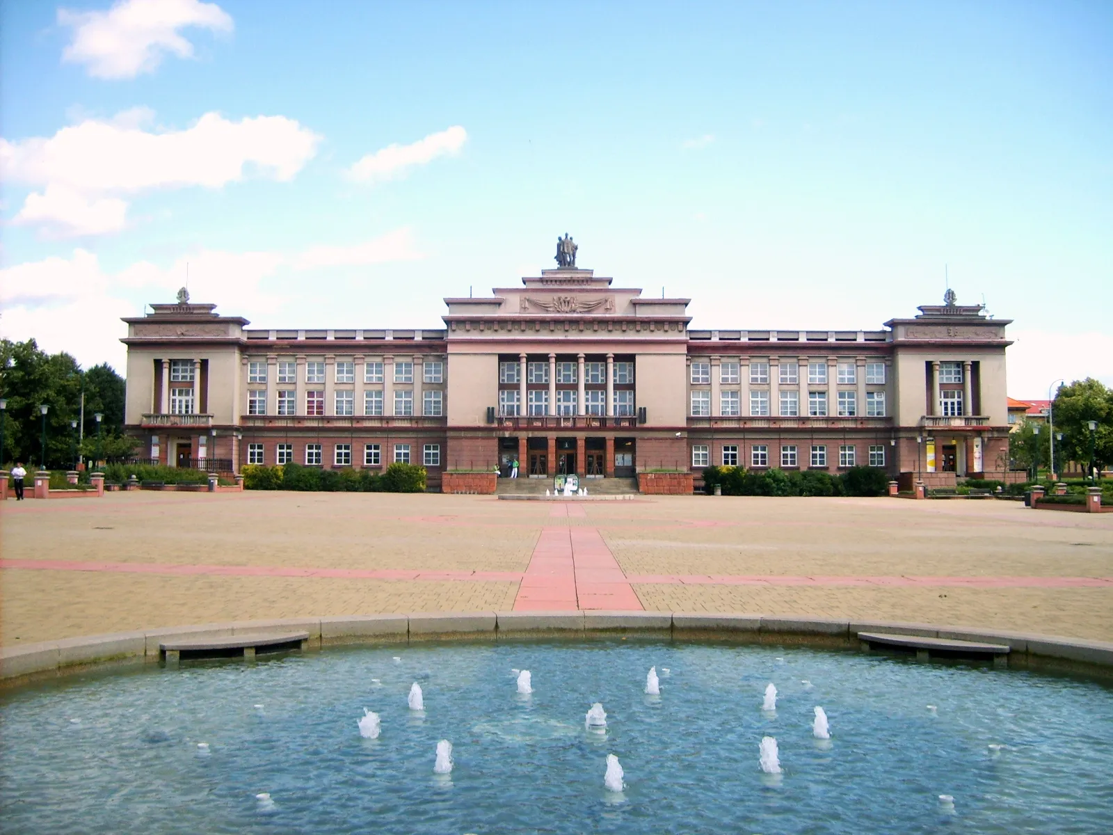 Photo showing: Culture house on "Piece square" in Ostrov nad Ohří, typical building from the period of Stalinist build-up in 1950s.