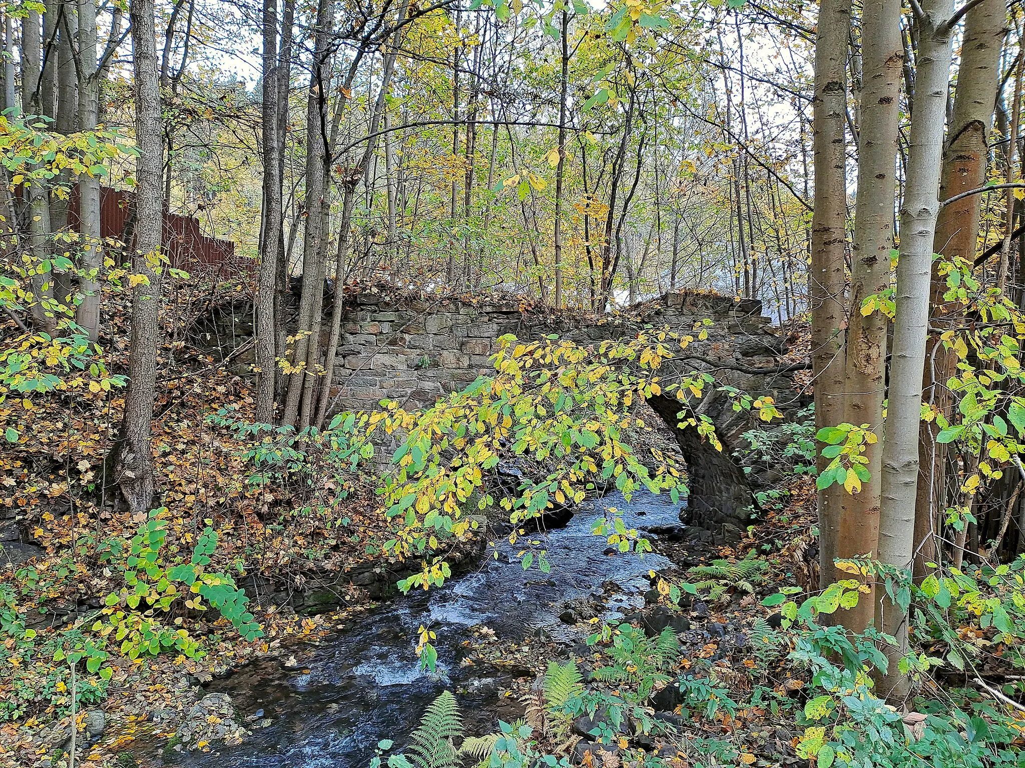 Photo showing: Horní Žďár, most bývalé trati Ostrov nad Ohří – Jáchymov přes Jáchymovský potok