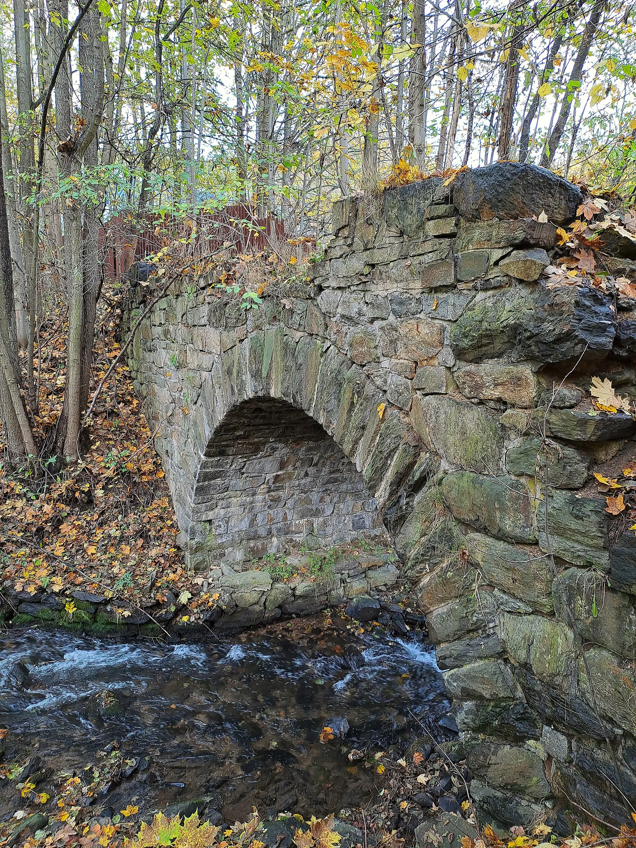 Photo showing: Horní Žďár, most bývalé trati Ostrov nad Ohří – Jáchymov přes Jáchymovský potok