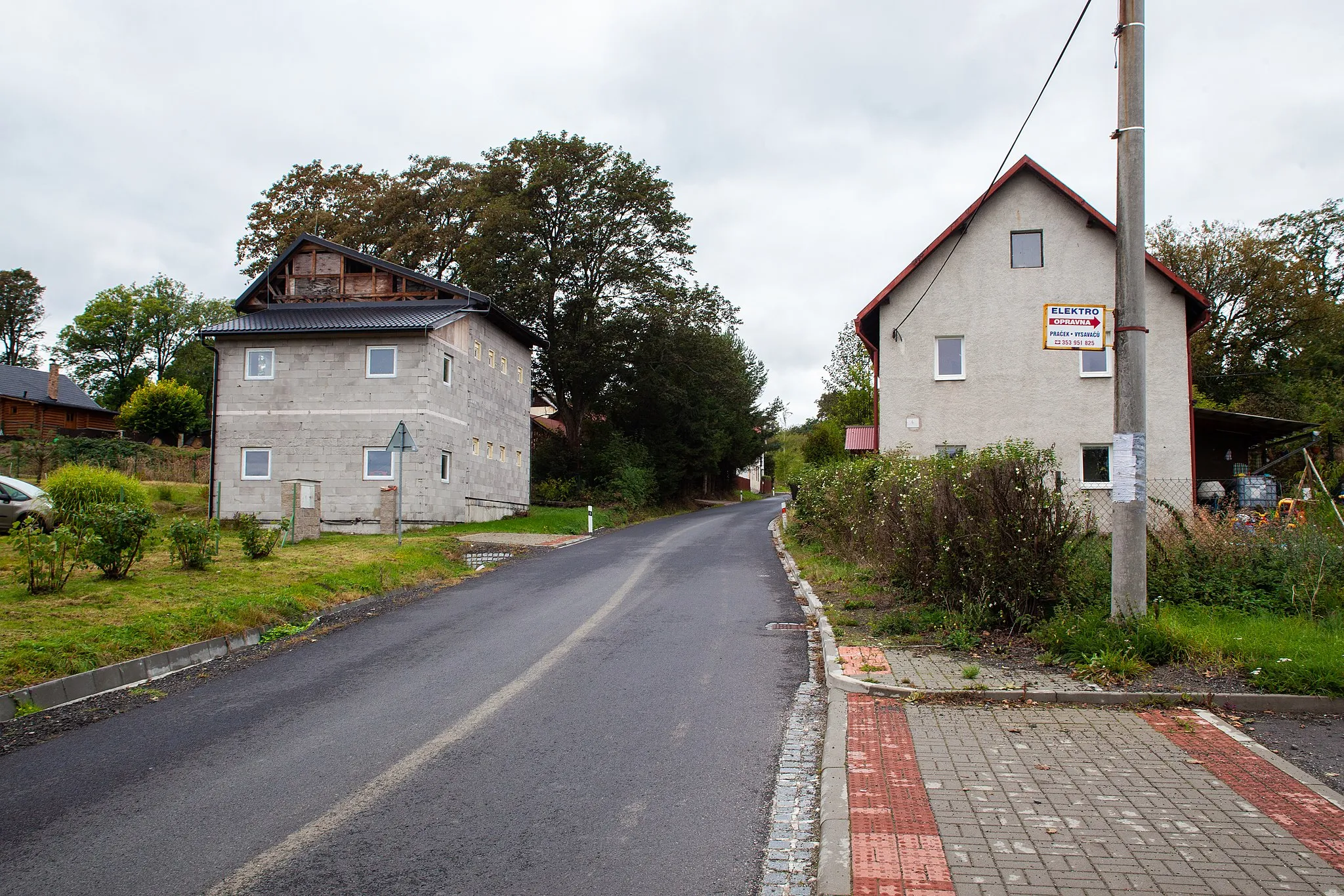 Photo showing: Road in village Fojtov (Nejdek), Karlovy Vary District, Karlovy Vary Region, Czechia
