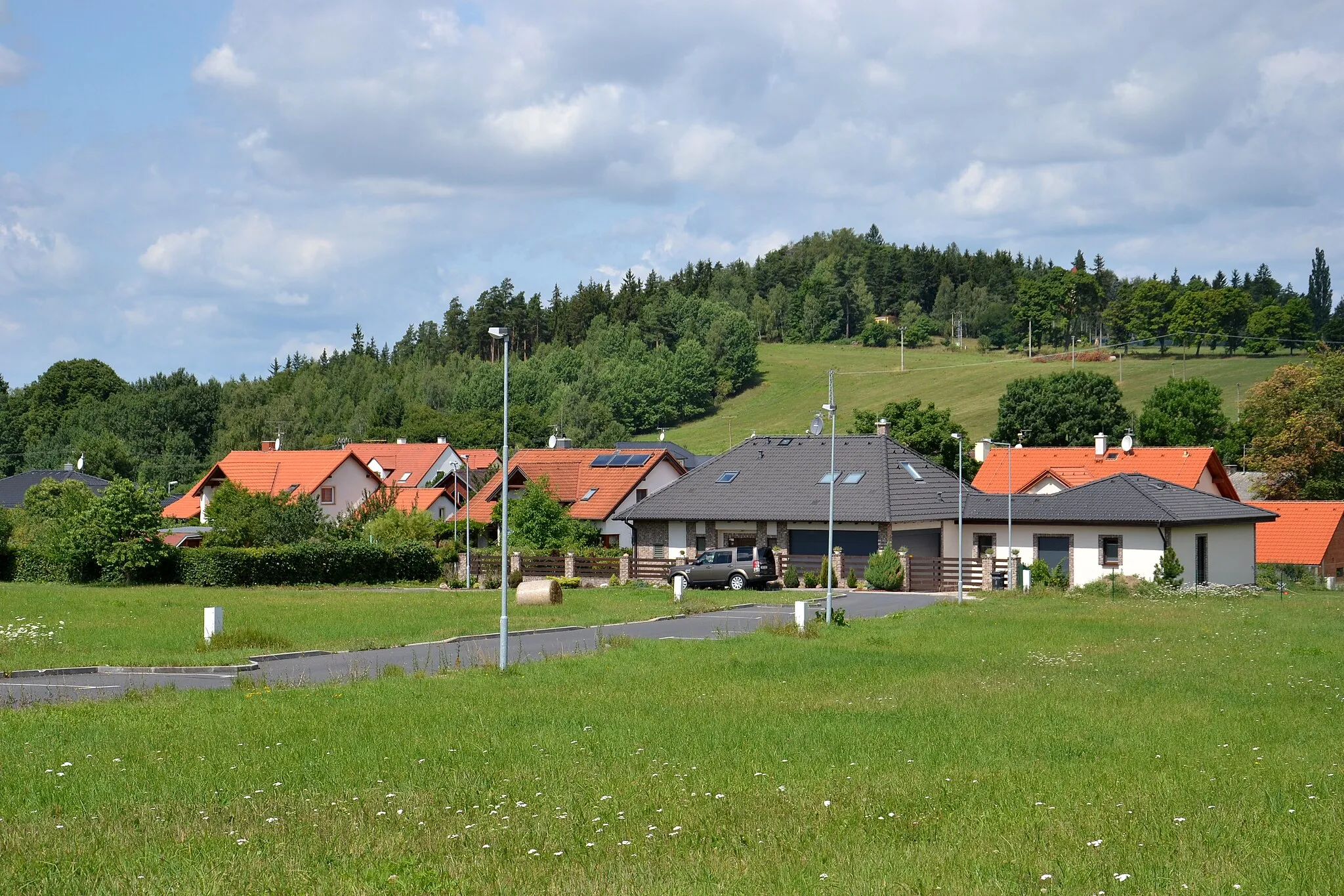 Photo showing: Háje – nová část vesnice a vrch se zbytky hradu Funkenštejn