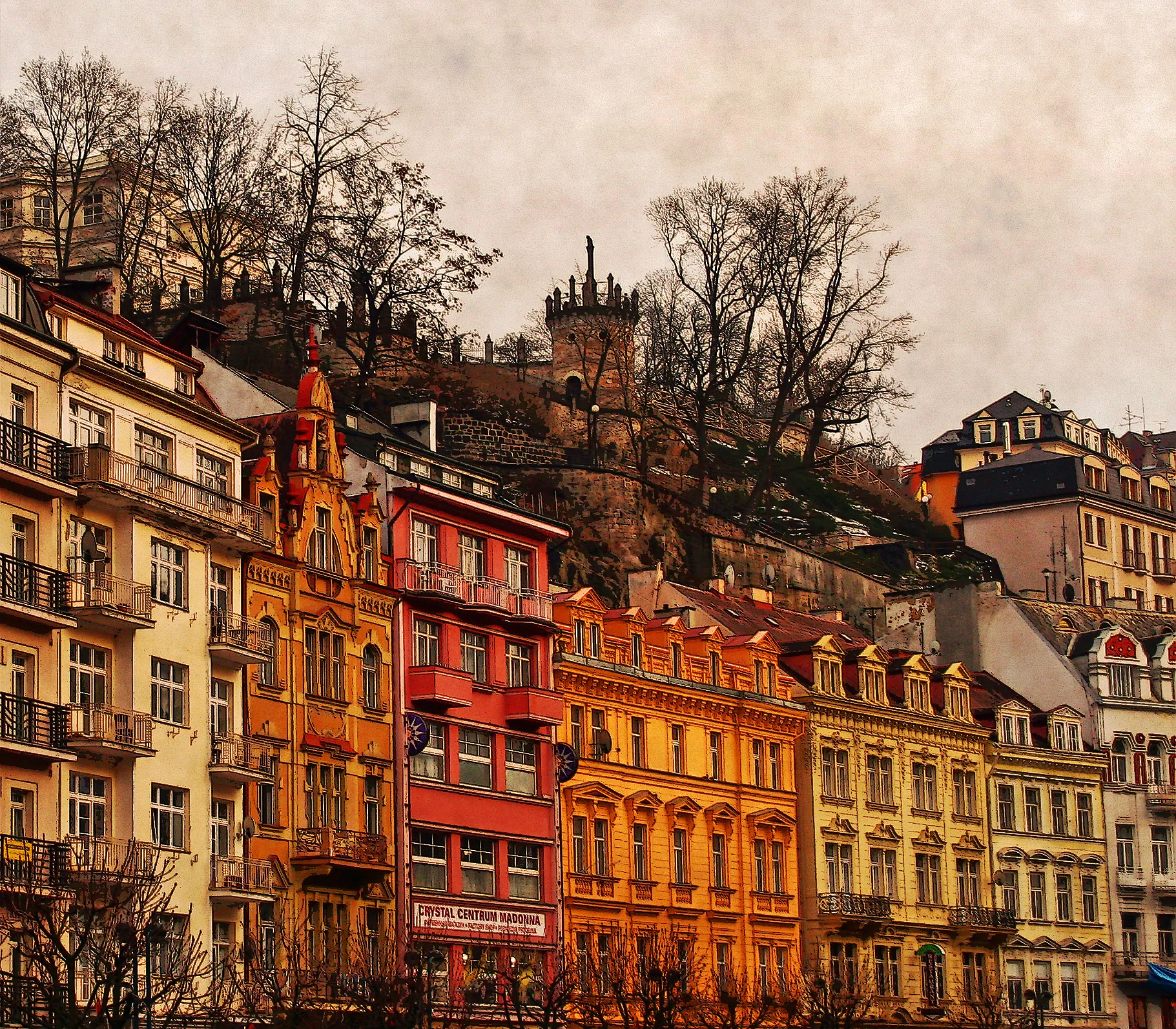 Photo showing: Vřídelní ulice, nad ní sady Jeanna de Carro.