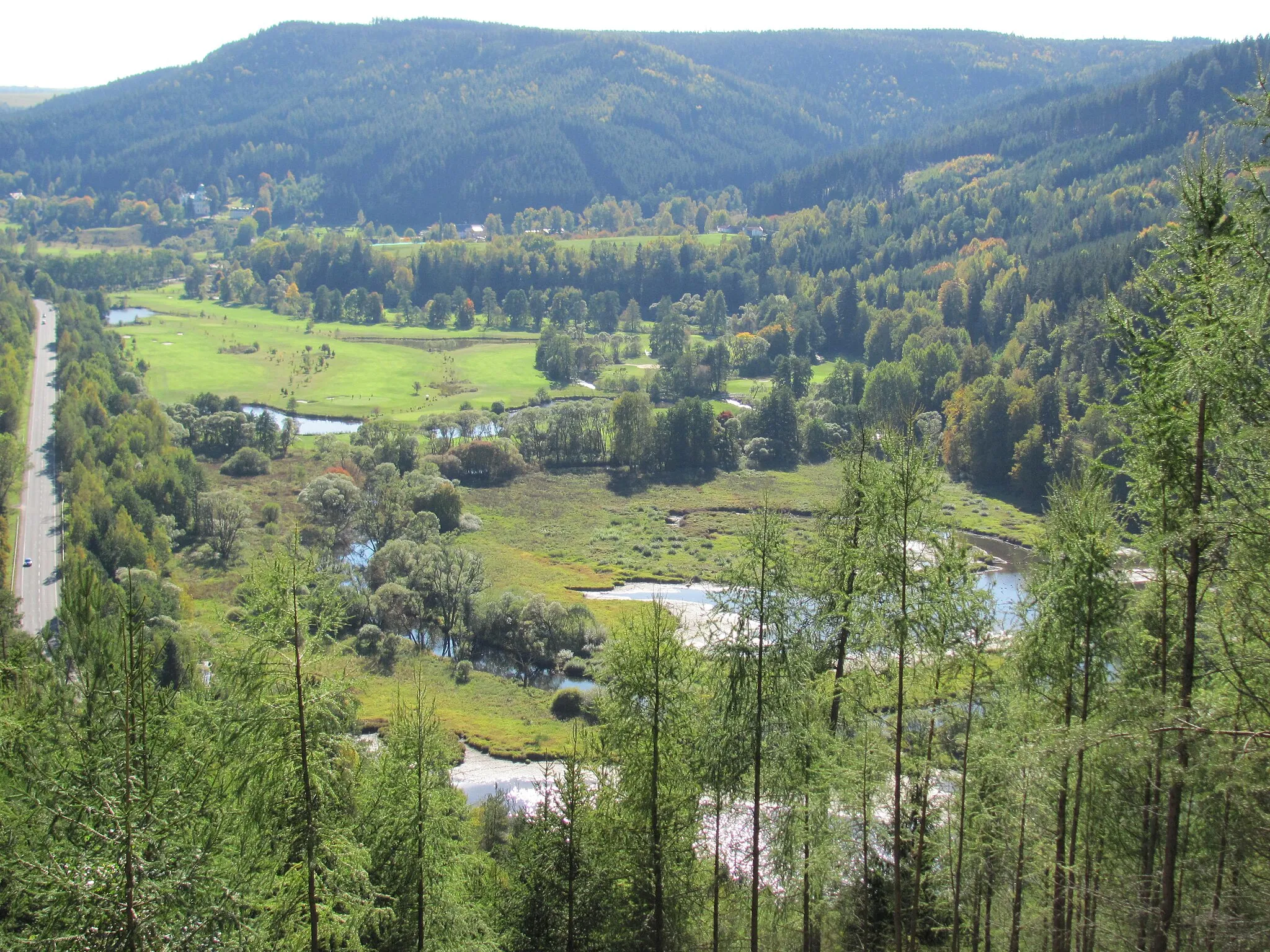 Photo showing: Ústí řeky Teplá do přehradní nádrže Březová (dále golf Cihelny), foceno směrem od Stanovického vrchu