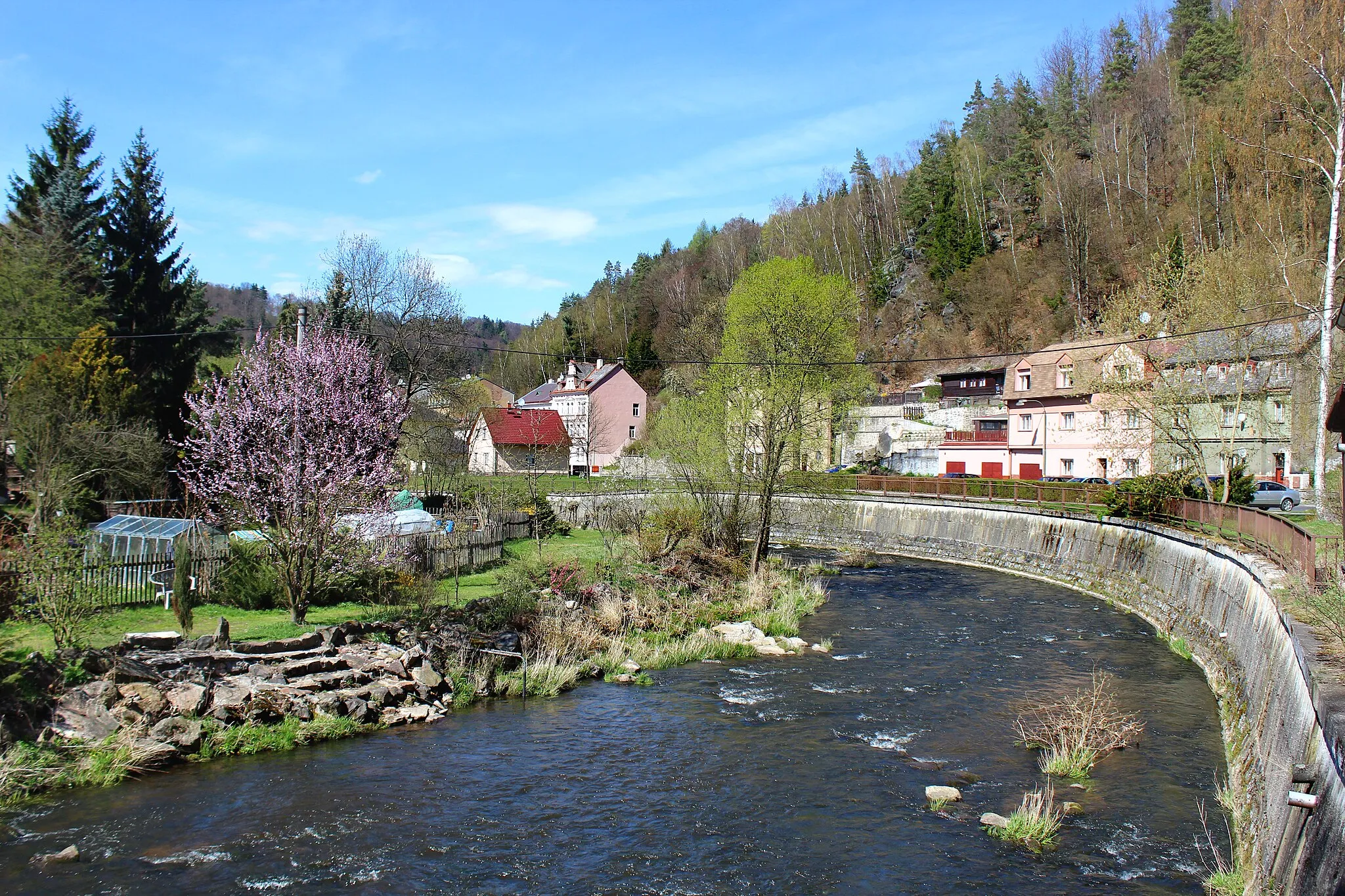 Photo showing: Teplá River in Březová village, Czech Republic