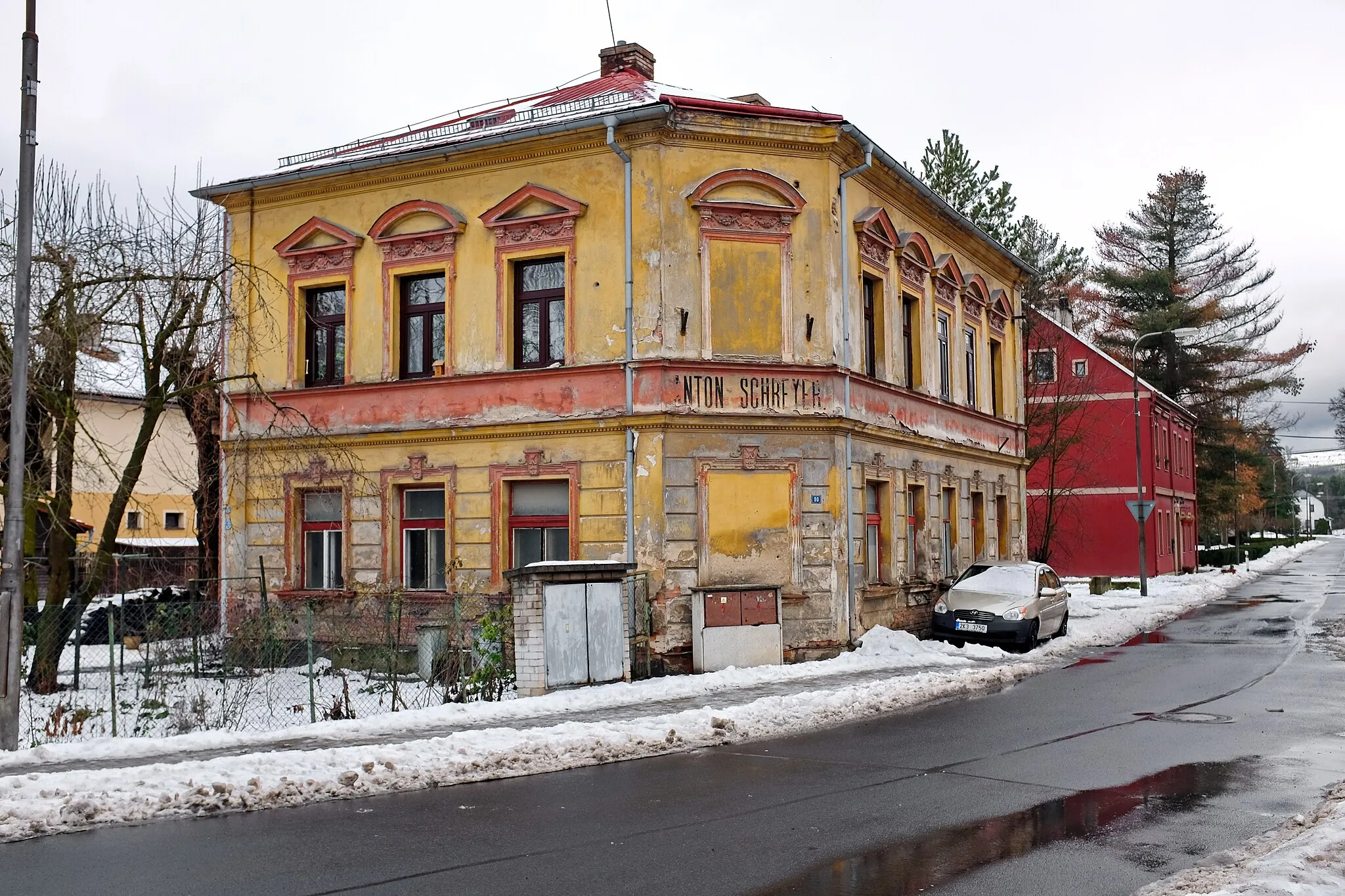 Photo showing: Božičany, činžák v obci, okres Karlovy Vary