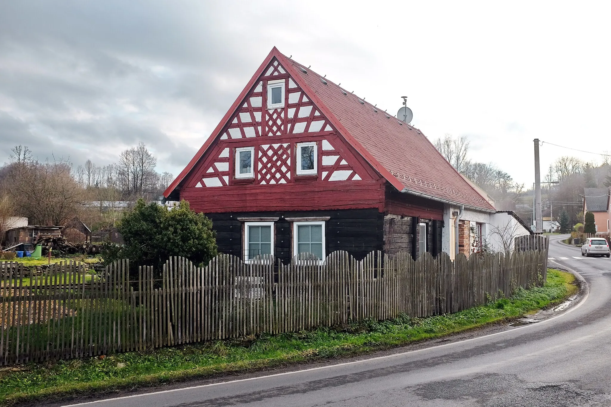 Photo showing: Šabina, roubenka s hrázděným štítem, okres Sokolov