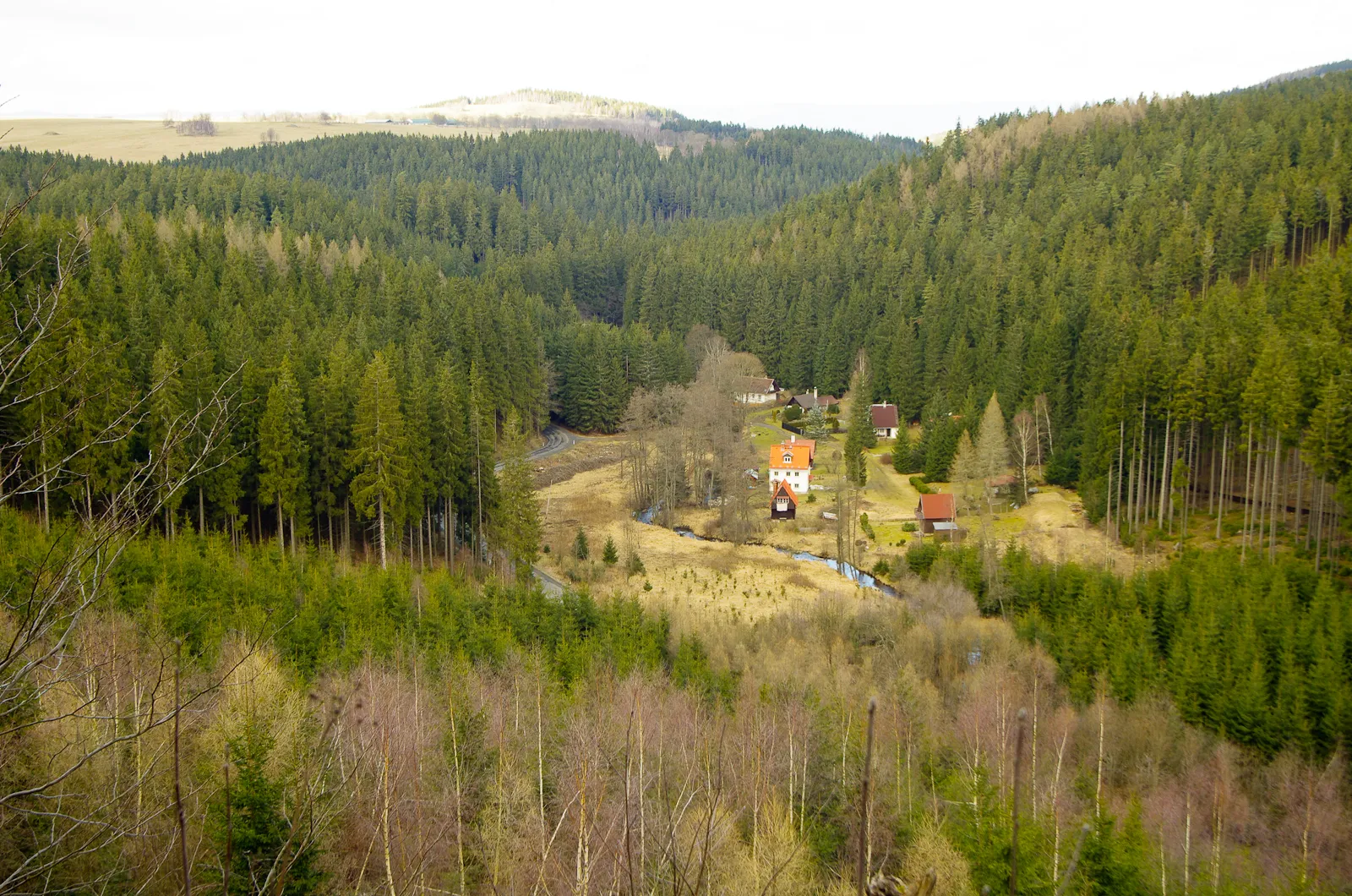 Photo showing: Podstrání, okres Sokolov, pohled z hradu Plikenštejn na chatovou oblast v údolí Lobezského potoka