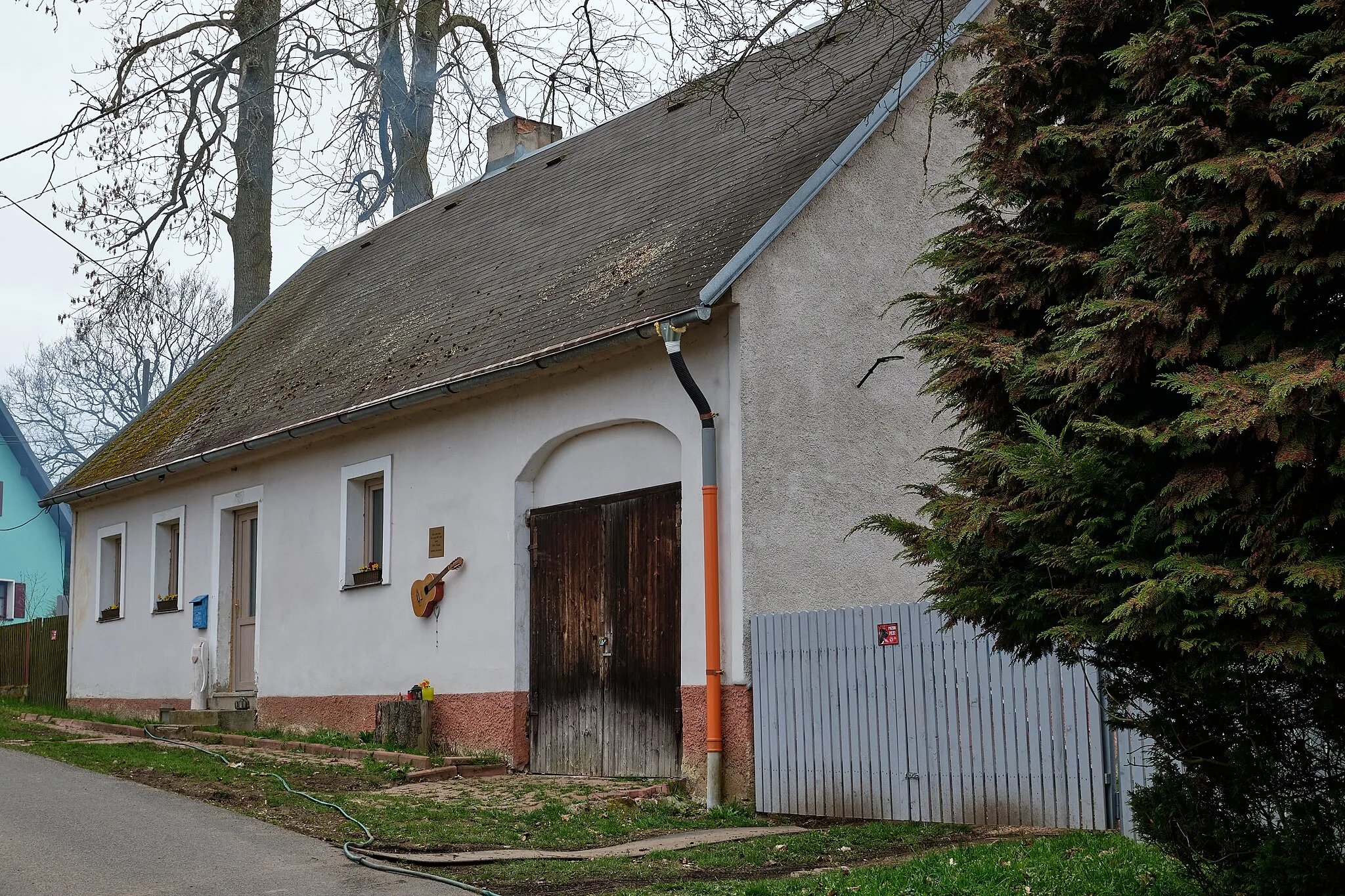 Photo showing: Nadlesí, část města Loket, Slavkovský les, pamětní deska, bývalá chalupa zpěváka Petra Nováka v Nadlesí, okres Sokolov
Datum