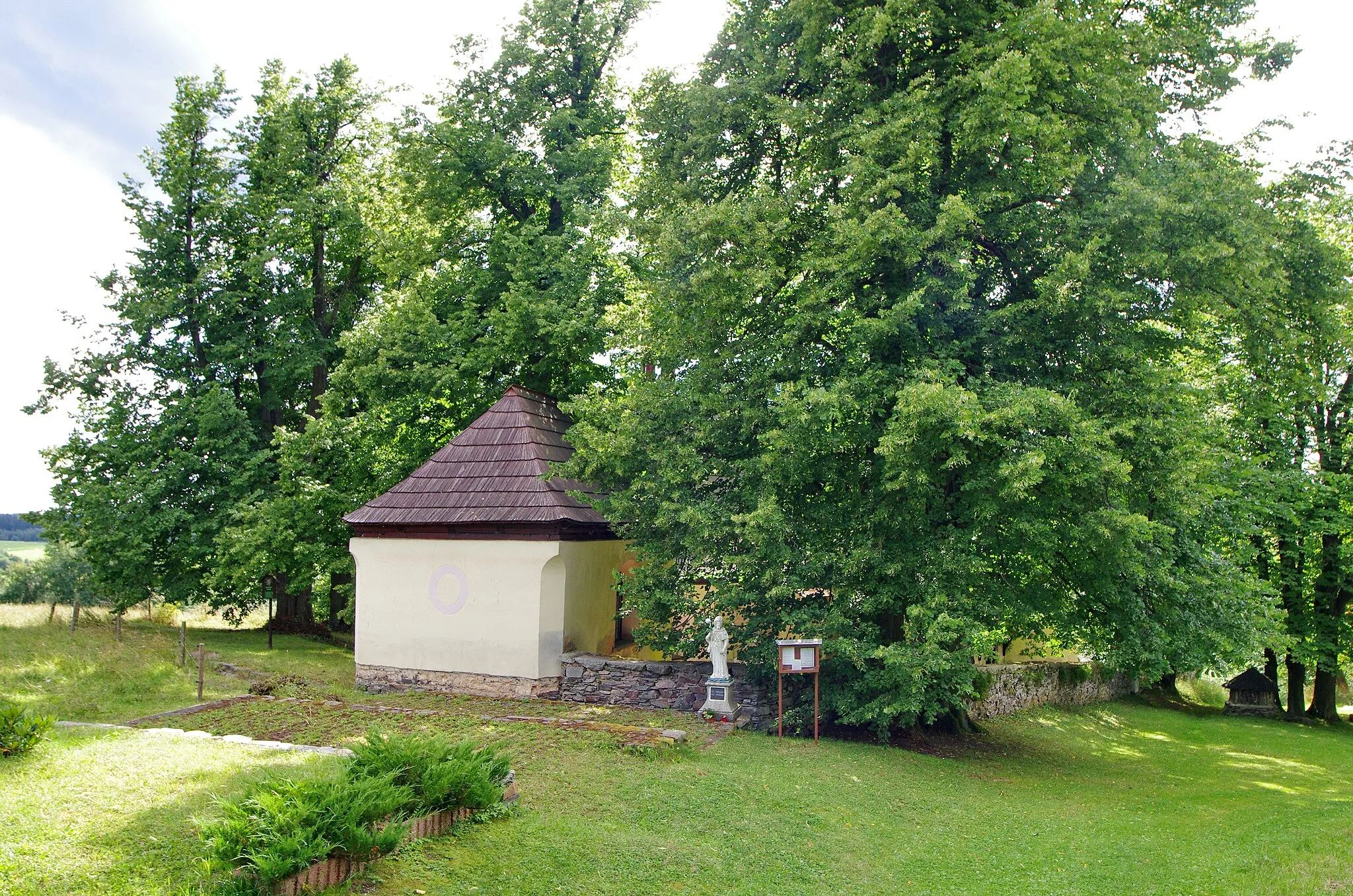 Photo showing: Památné stromy - Sněženské lípy - v osadě Sněžná u Kraslic, okres Sokolov