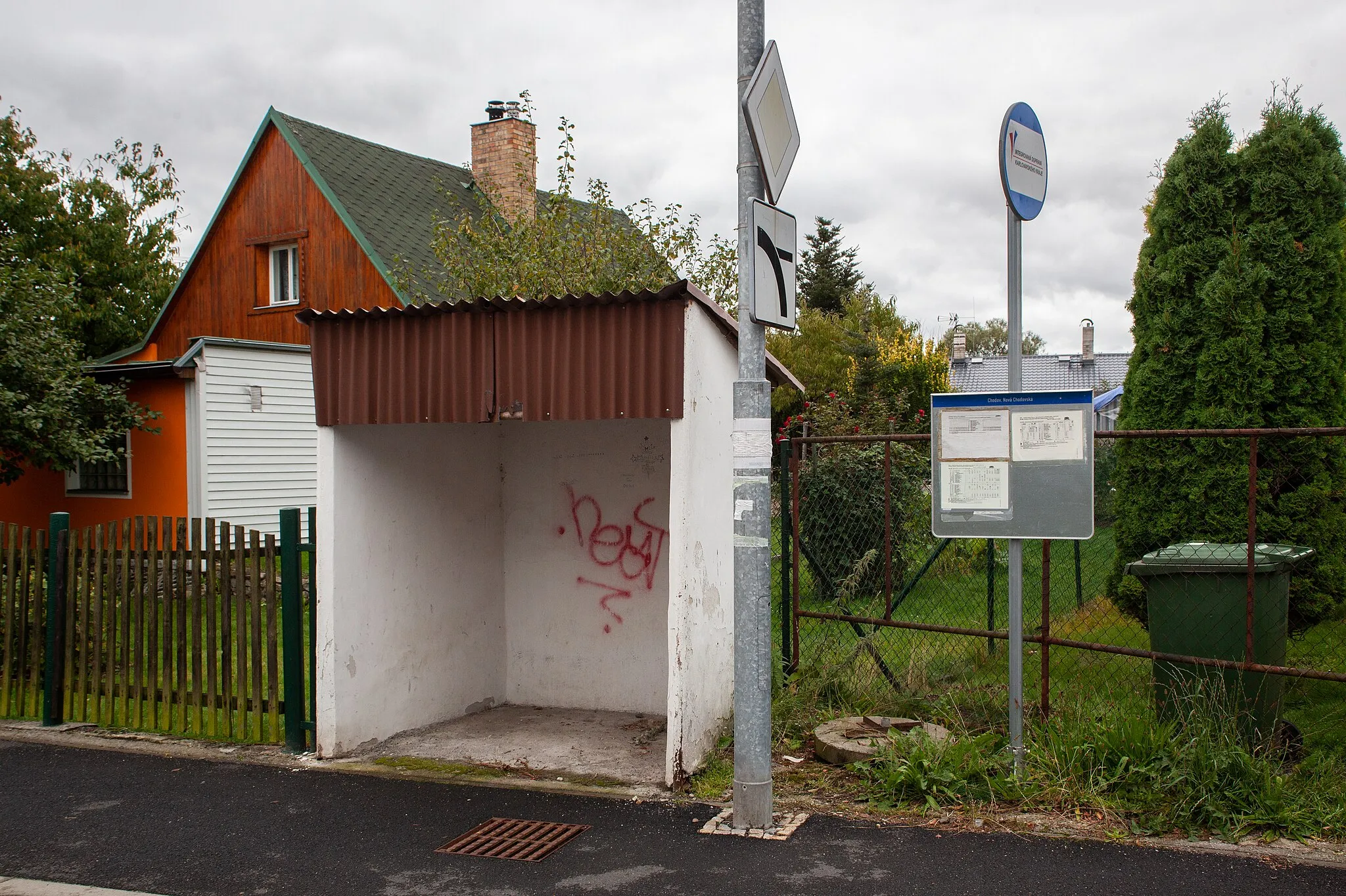 Photo showing: Bus stop in village Stará Chodovská (Chodov), Karlovy Vary District, Karlovy Vary Region, Czechia