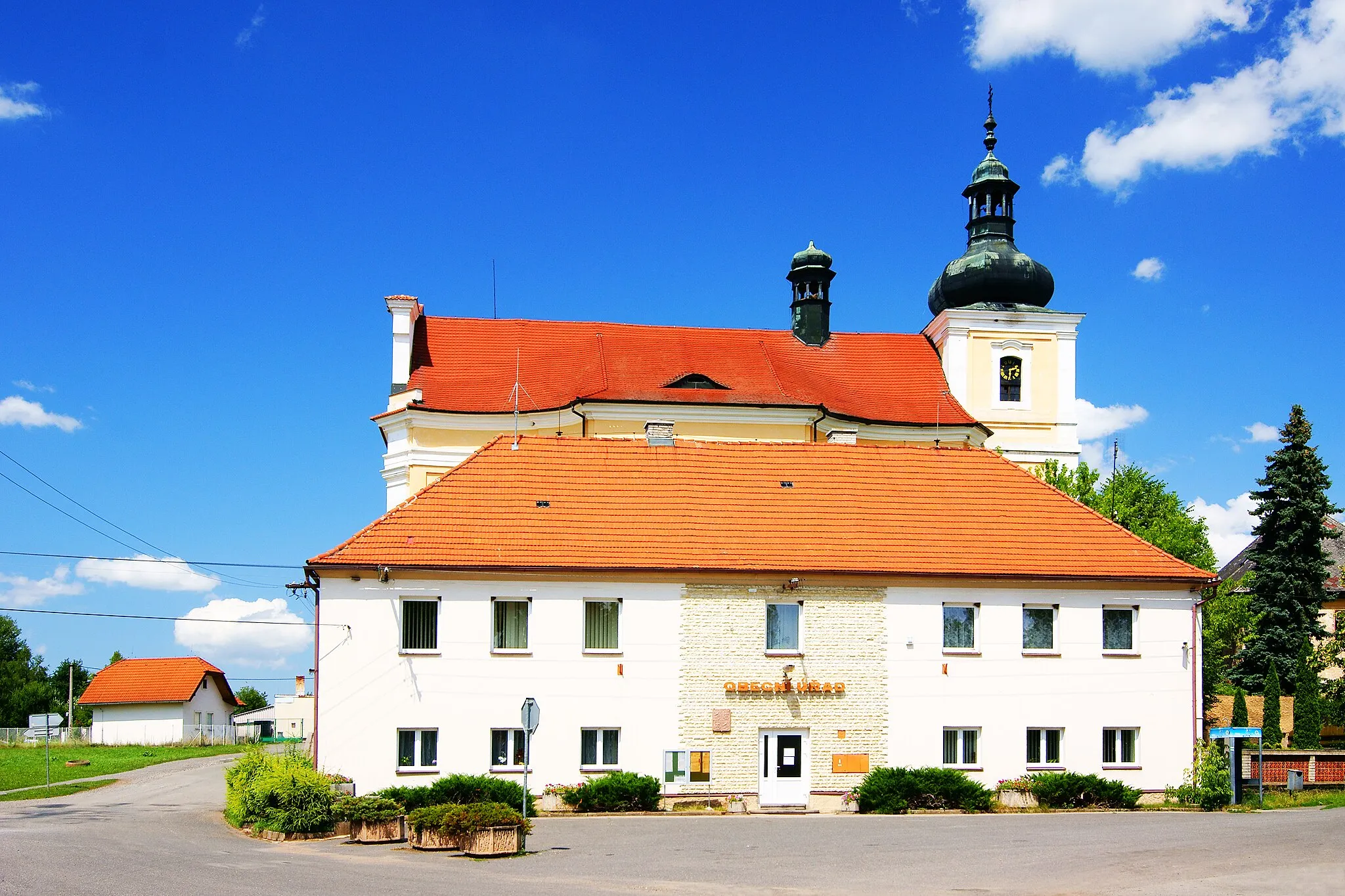 Photo showing: Obecní úřad a barokní kostel svatého Václava v Žihli.