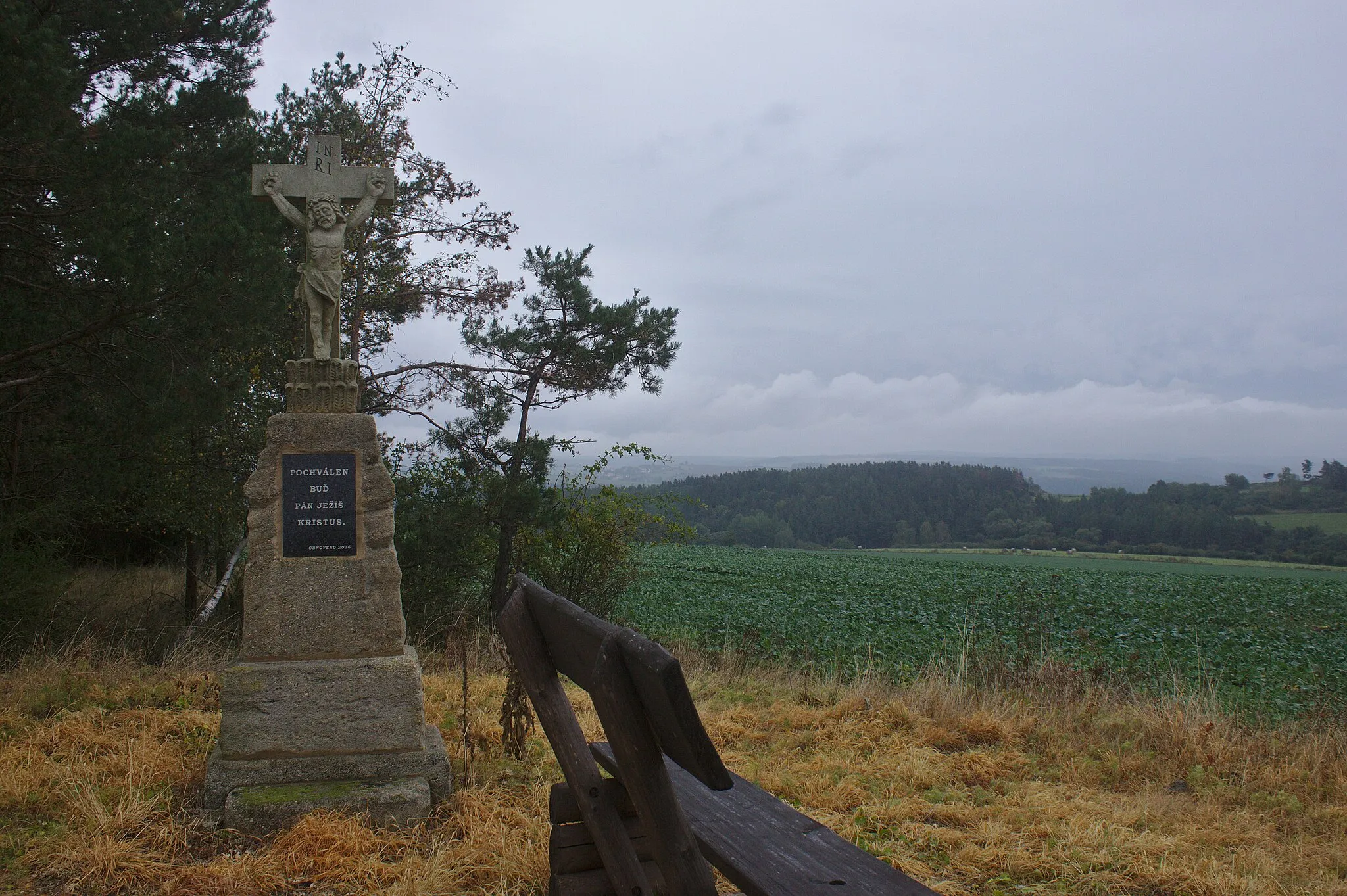 Photo showing: Kříž a odpočívadlo za obcí ve vesnici Vražné, Plzeňský kraj