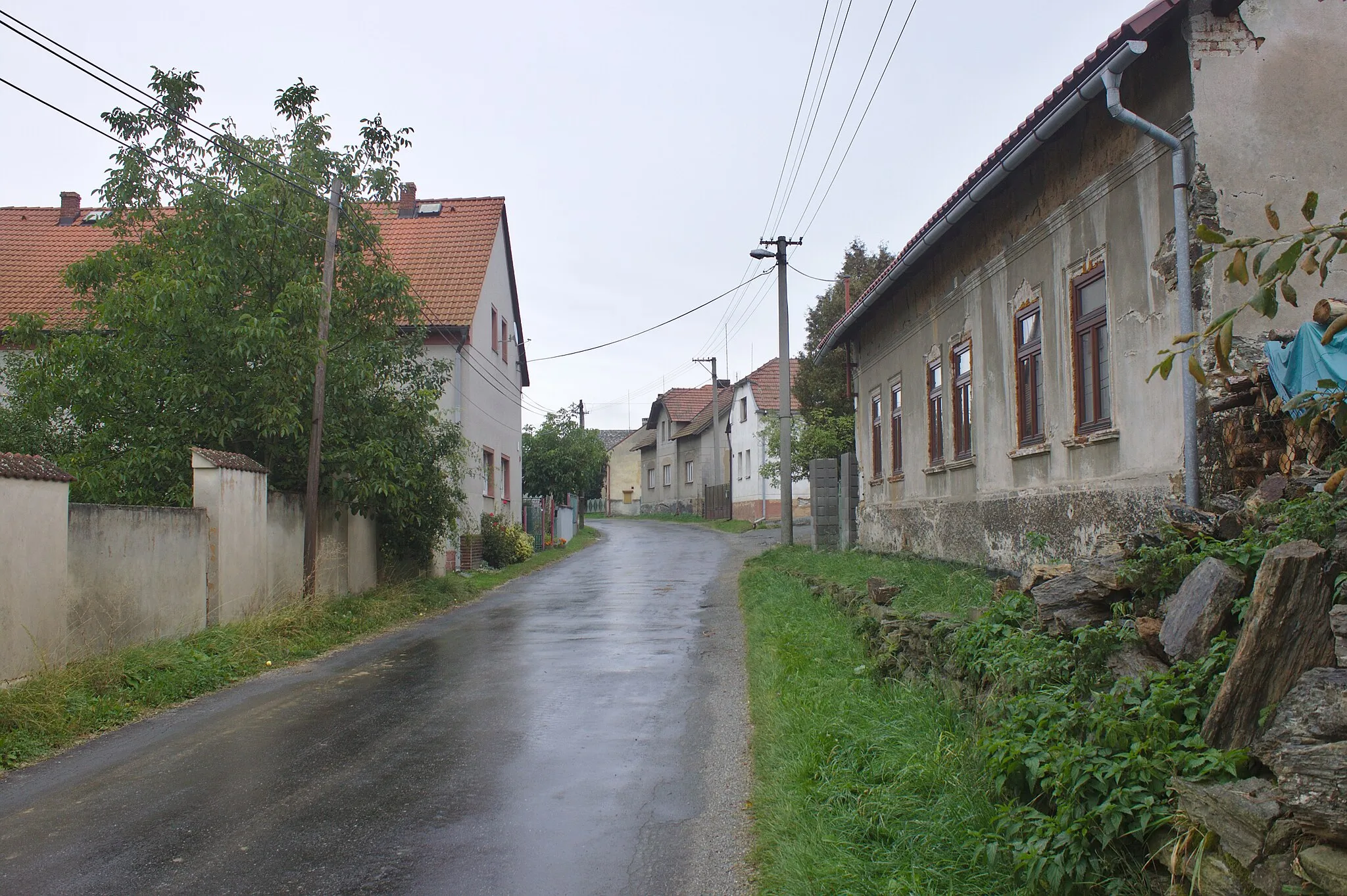 Photo showing: Silnice ve vesnici Pláně, Plzeňský kraj