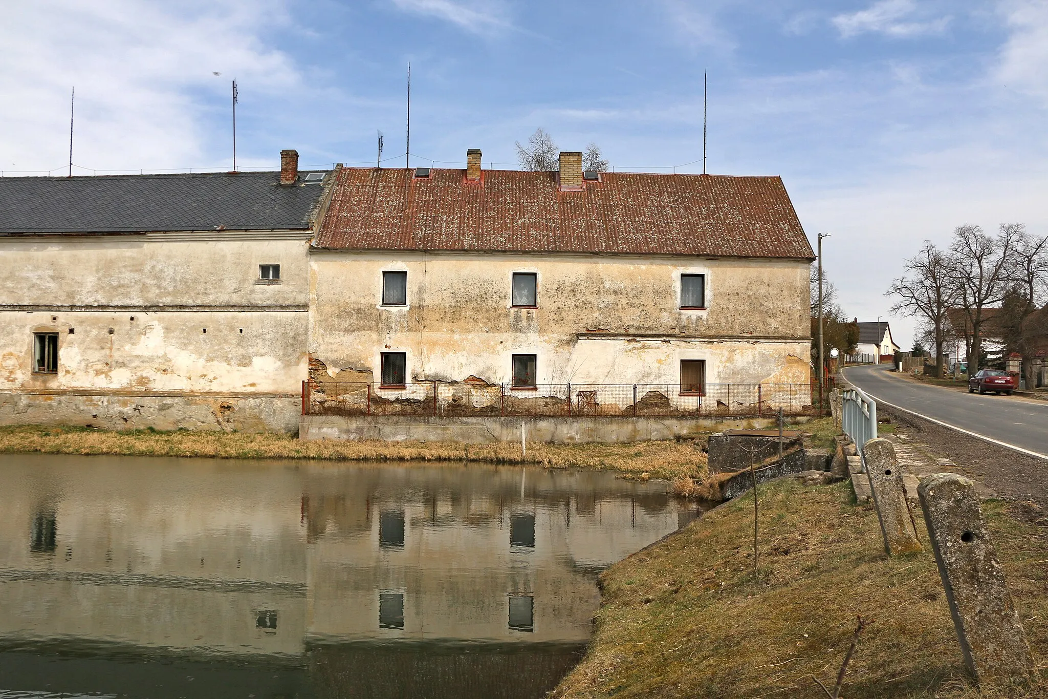 Photo showing: Local pond and house No 3 in Málkovice, part of Pernarec, Czech Republic.