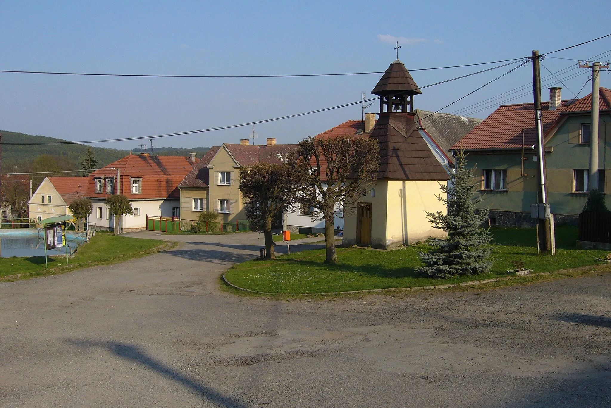 Photo showing: Chrášťovice – náves s kaplí