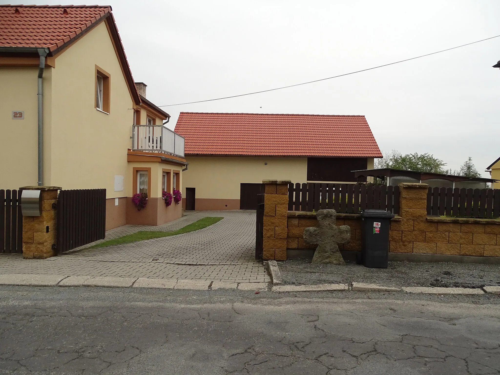 Photo showing: Kříž u domu č. p. 23 v Hubenově, Plzeňský kraj