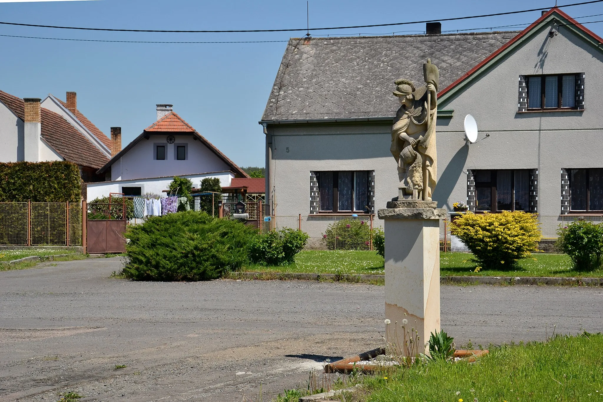 Photo showing: Dolní Hradiště – socha svatého Floriána na návsi